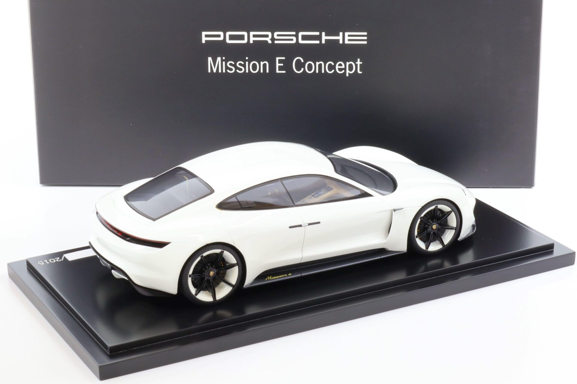 1:18 Spark Porsche Mission E Concept white metallic DEALER VERSION