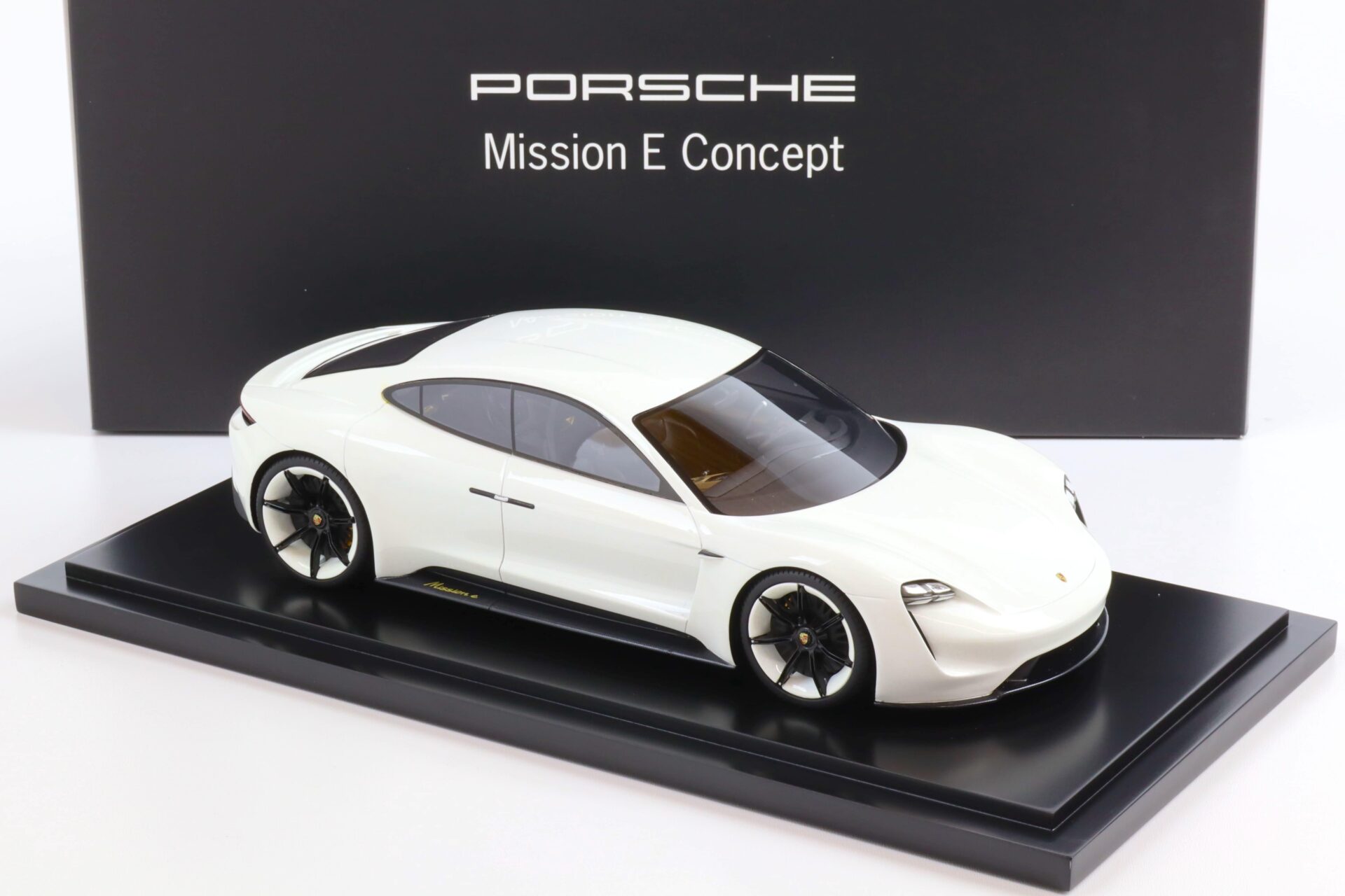 1:18 Spark Porsche Mission E Concept white metallic DEALER VERSION