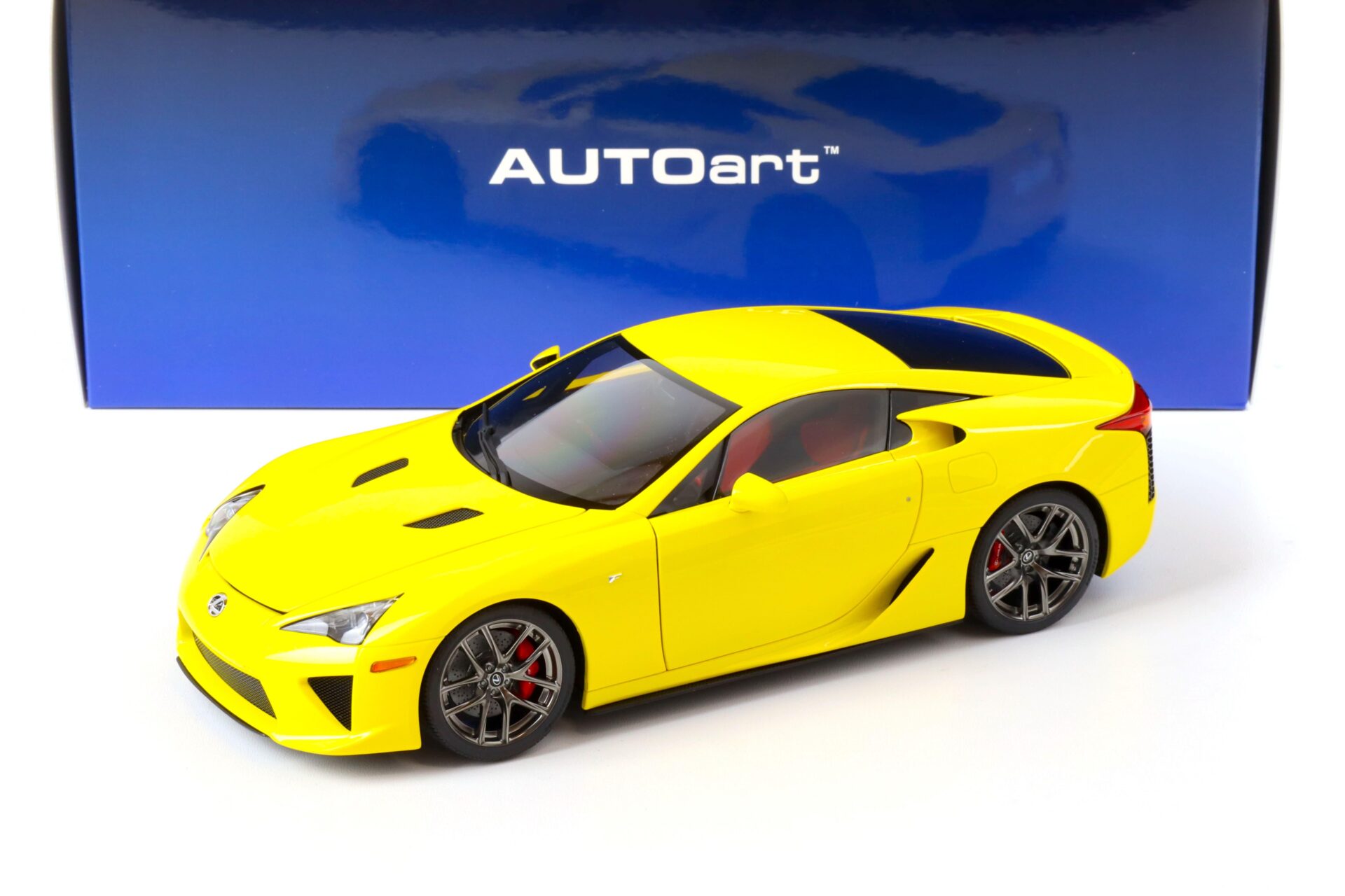 ID 69861 orig.jpg 1:18 AUTOart Lexus LFA 2010 pearl yellow 78854