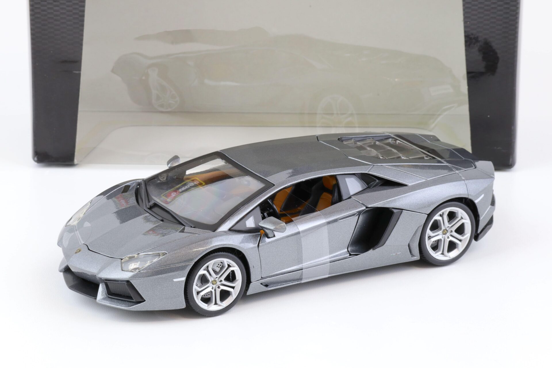 ID 70489 orig.jpg 1:18 Bburago Lamborghini Aventador LP 700-4 grey metallic