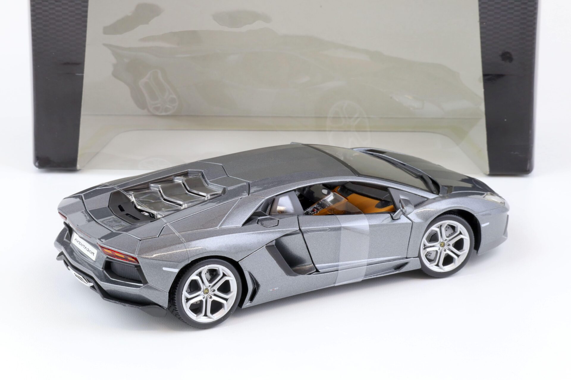 1:18 Bburago Lamborghini Aventador LP 700-4 grey metallic