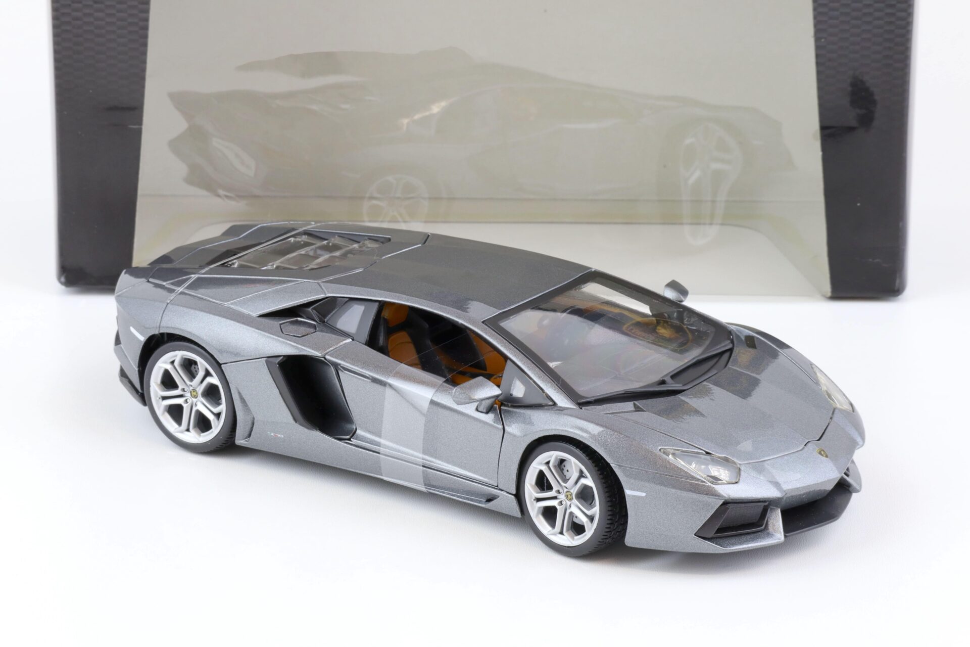 1:18 Bburago Lamborghini Aventador LP 700-4 grey metallic