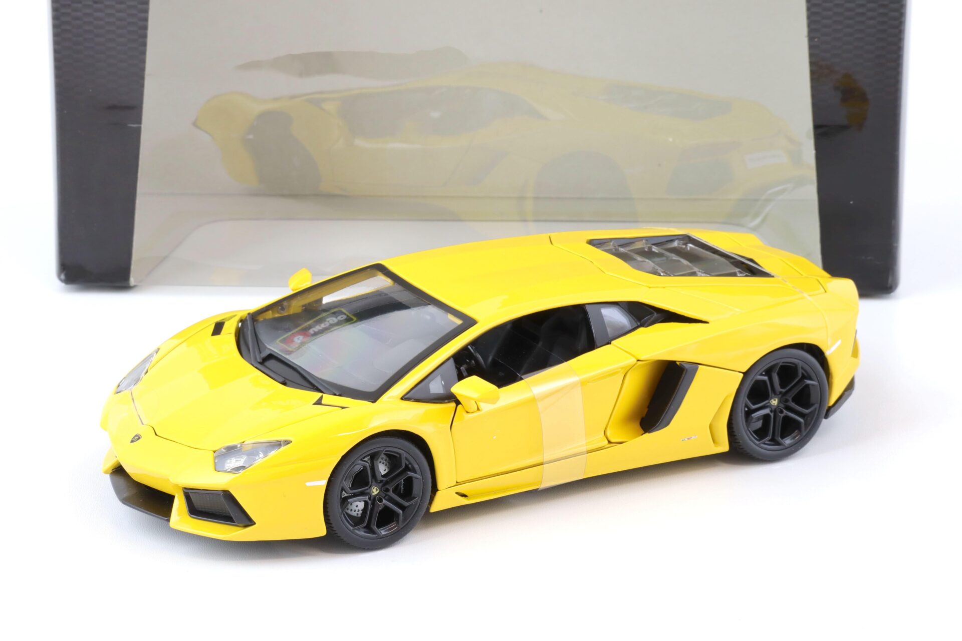 ID 70493 orig.jpg 1:18 Bburago Lamborghini Aventador LP 700-4 yellow