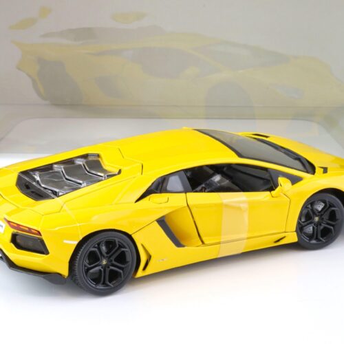 1:18 Bburago Lamborghini Aventador LP 700-4 yellow