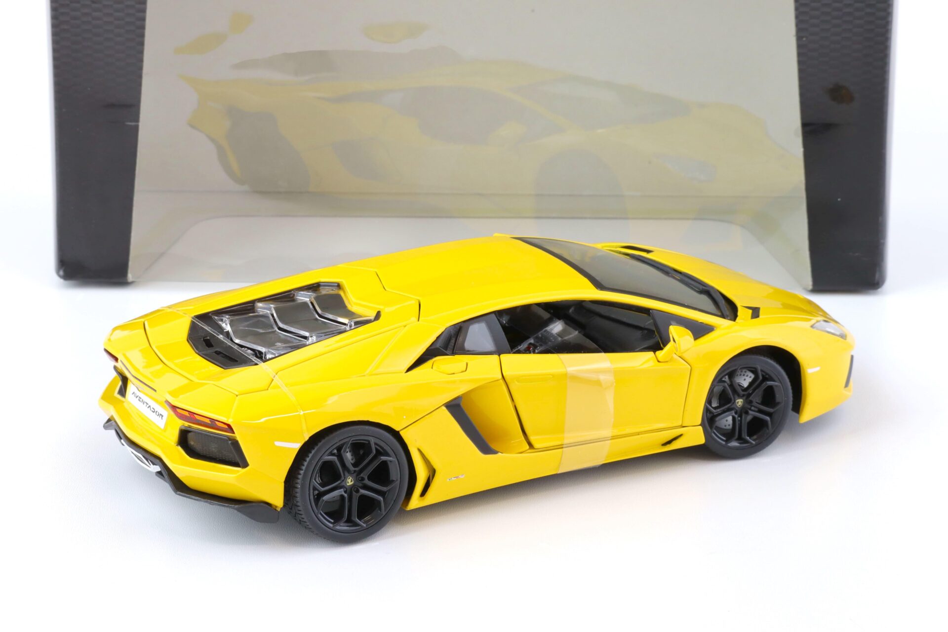 1:18 Bburago Lamborghini Aventador LP 700-4 yellow