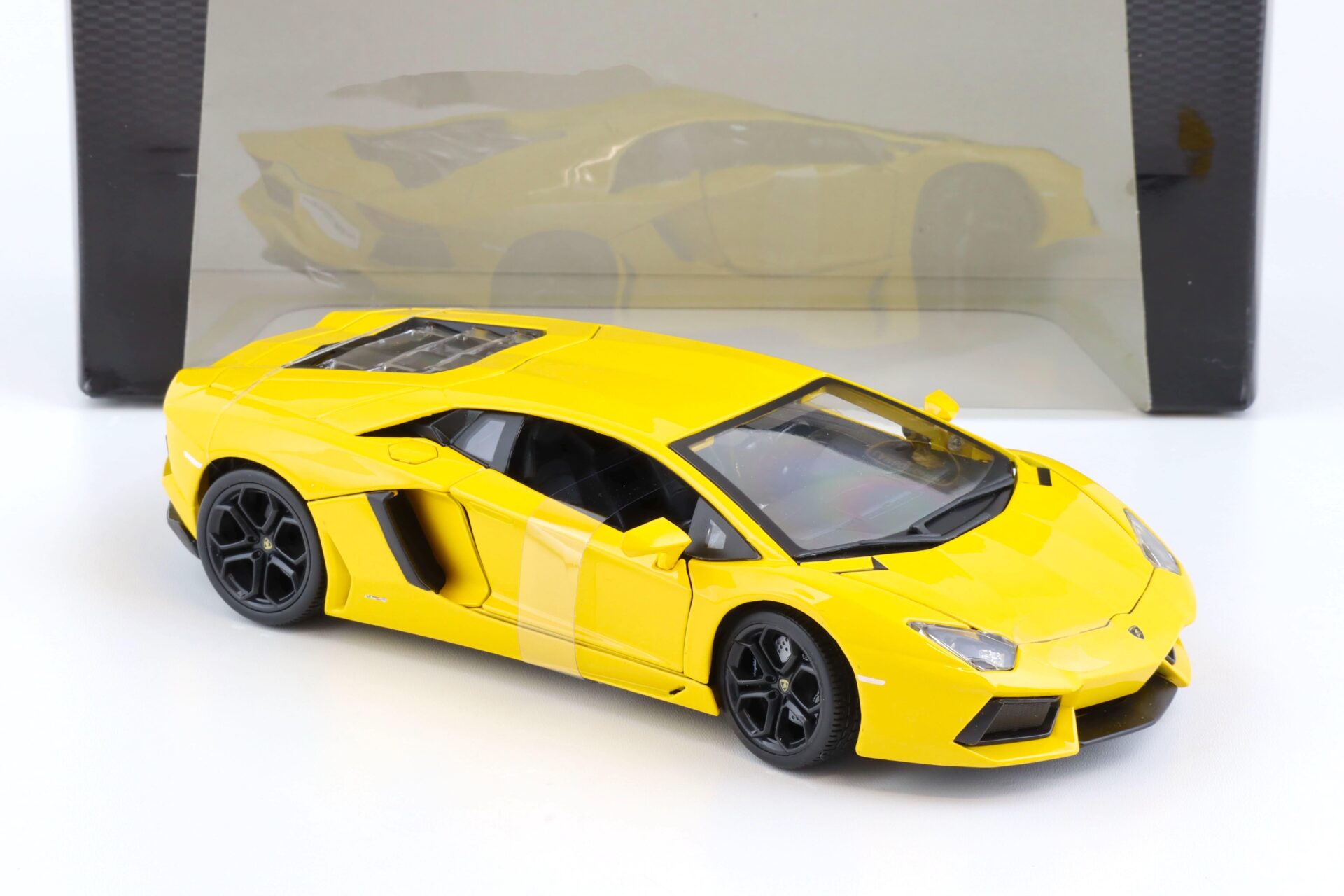 1:18 Bburago Lamborghini Aventador LP 700-4 yellow