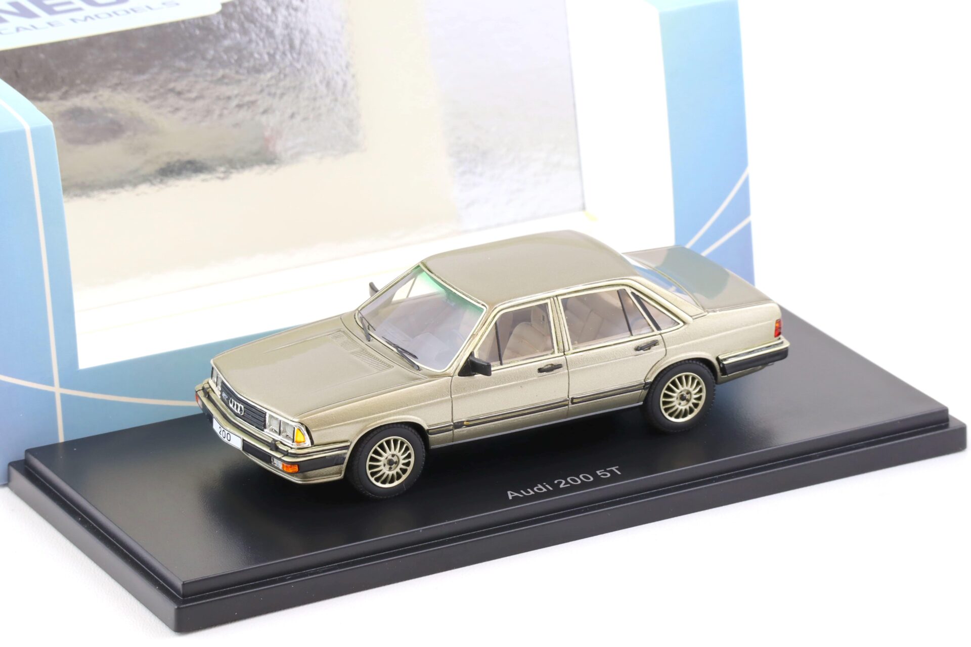 ID 70527 orig.jpg 1:43 NEO Audi 200 (Typ 43) Limousine metallic beige 1980