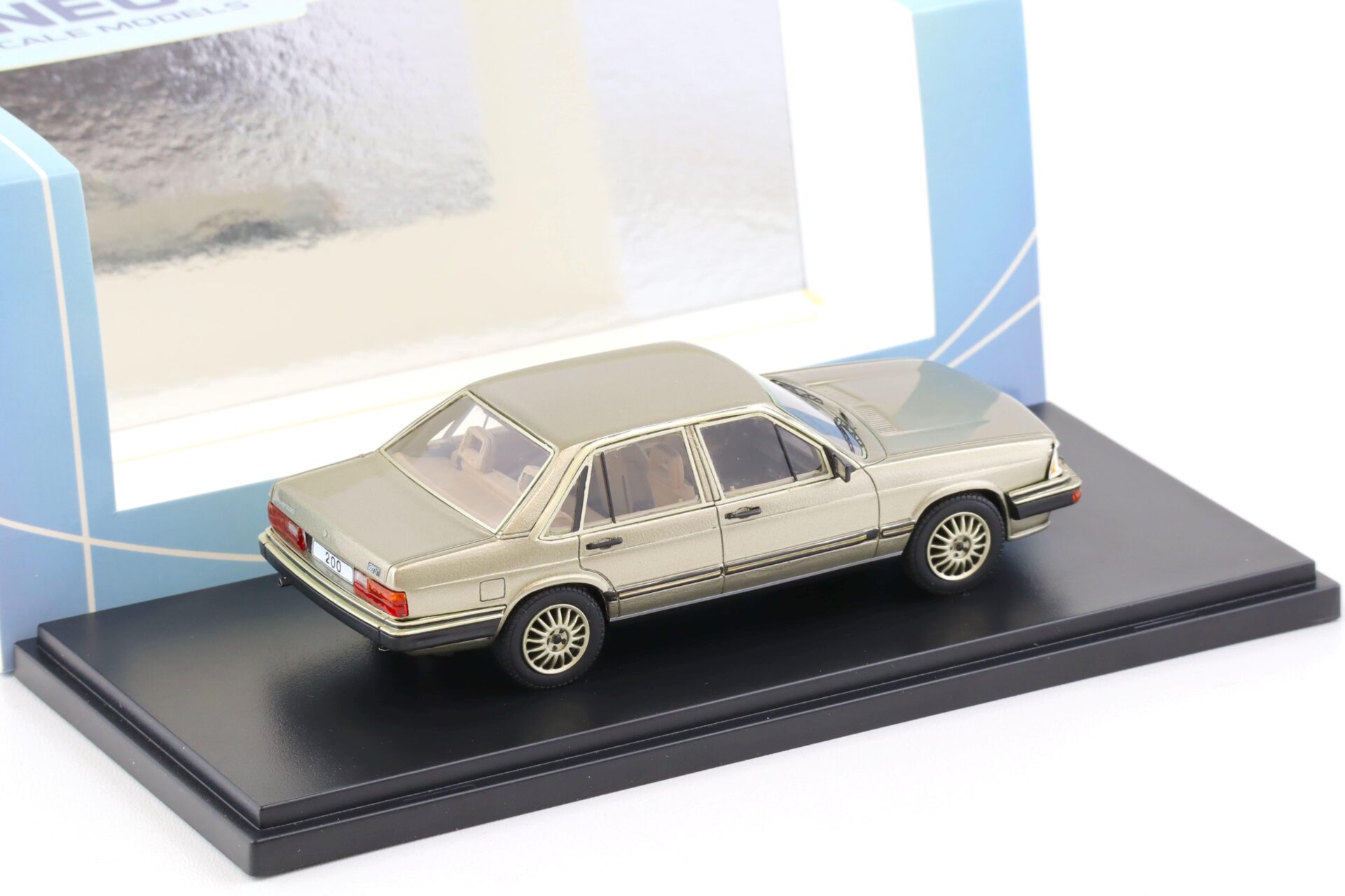 1:43 NEO Audi 200 (Typ 43) Limousine metallic beige 1980