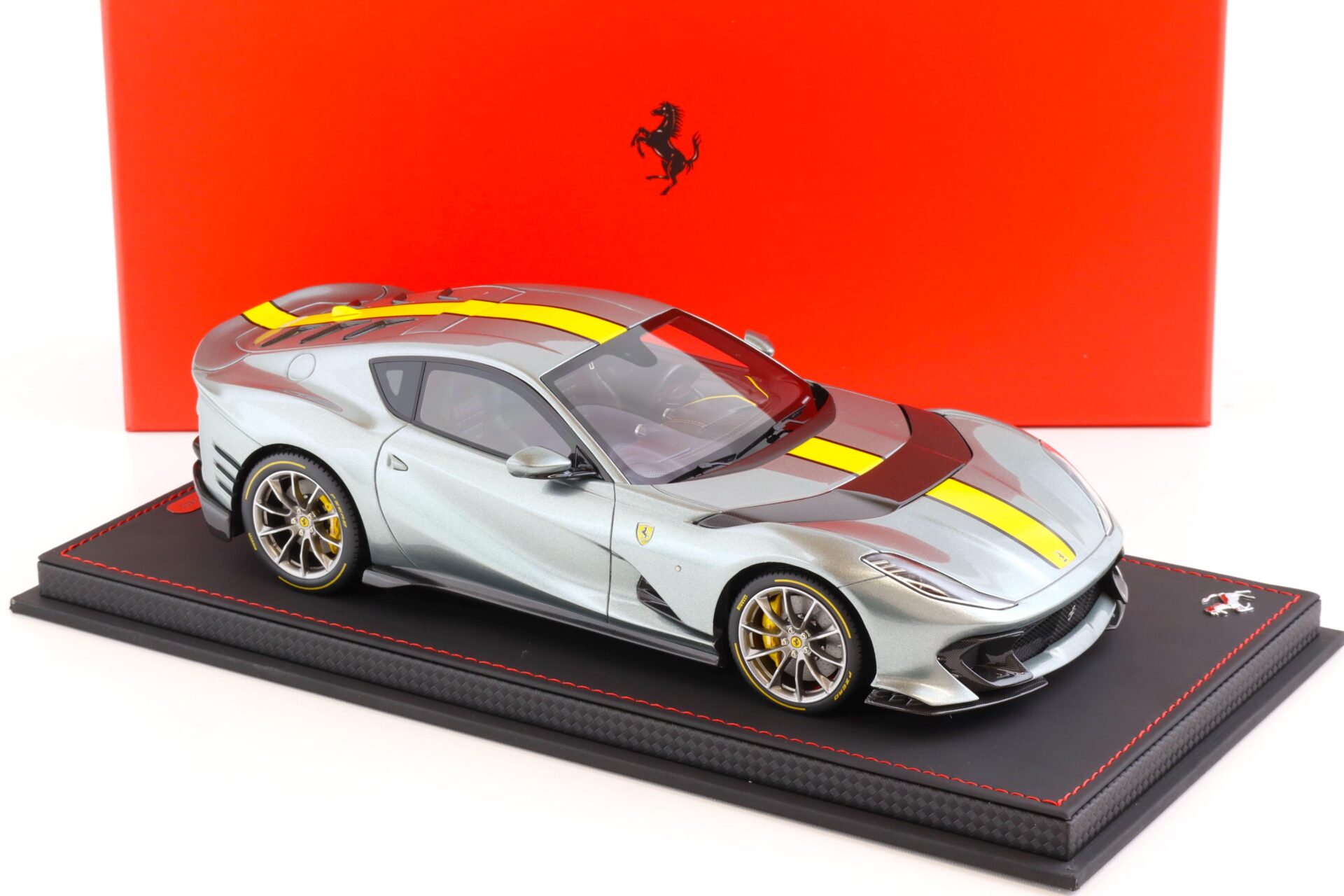 1:18 BBR Ferrari 812 Competizione 2021 Grigio Coburn/ yellow stripe with display