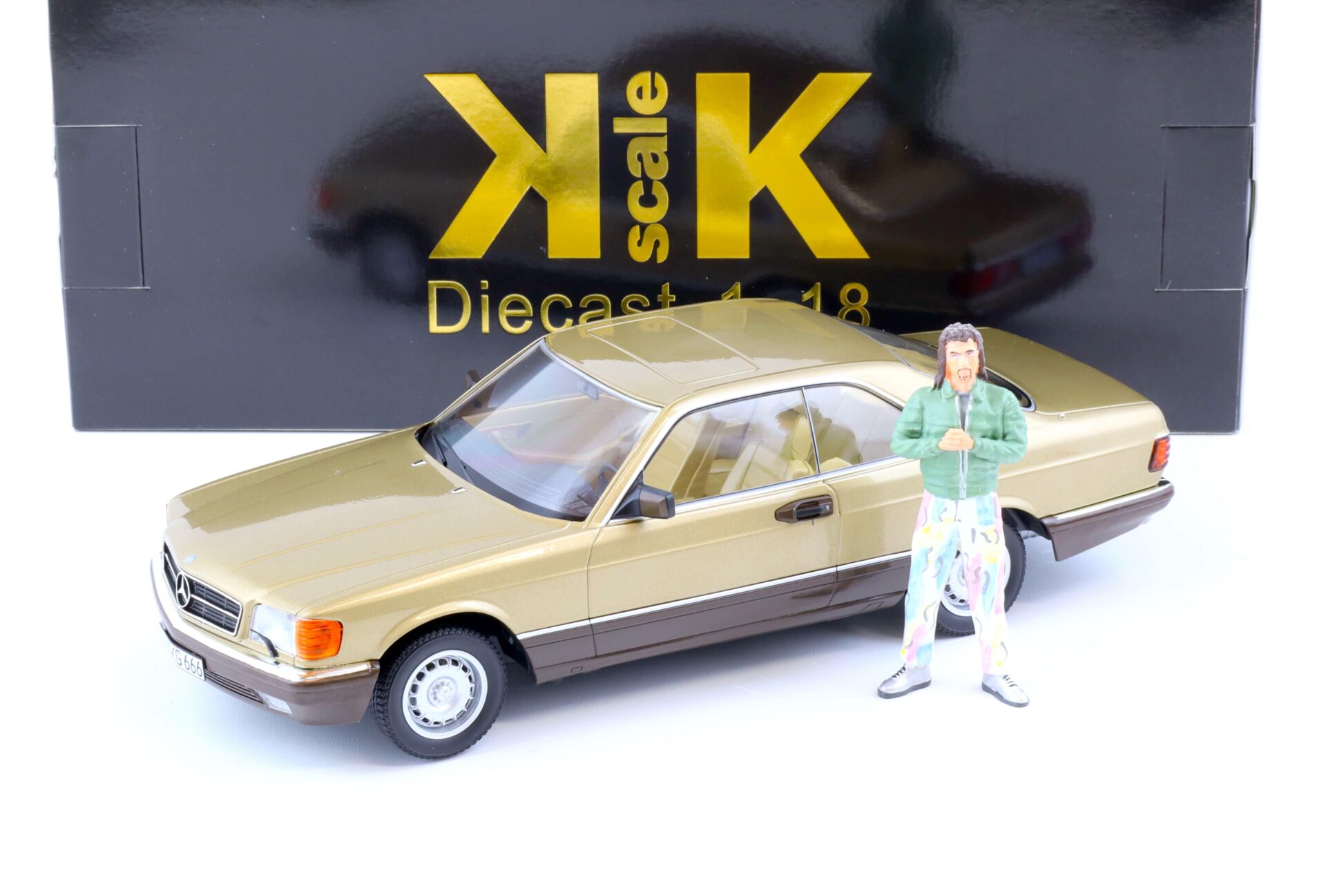 ID 71989 orig.jpg 1:18 KK Scale SET Mercedes 500 SEC C126 Coupe + Figur Kalle BANG BOOM BANG