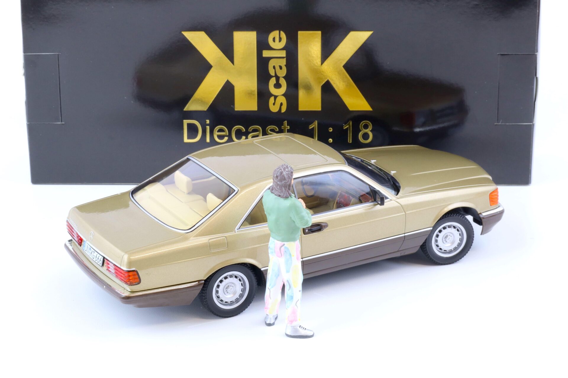 1:18 KK Scale SET Mercedes 500 SEC C126 Coupe + Figur Kalle BANG BOOM BANG