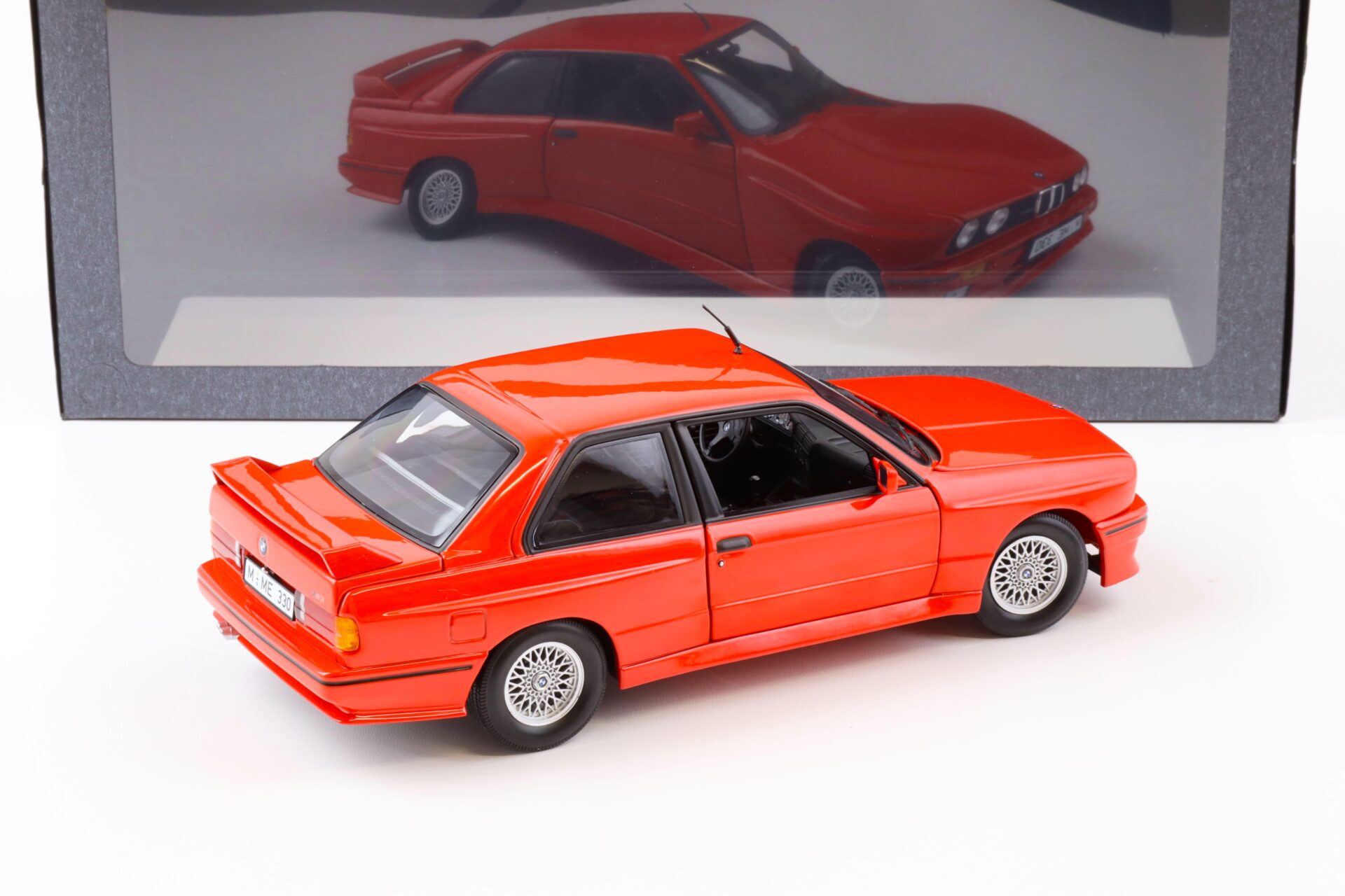 1:18 Minichamps BMW M3 E30 Coupe 1987 red DEALER VERSION