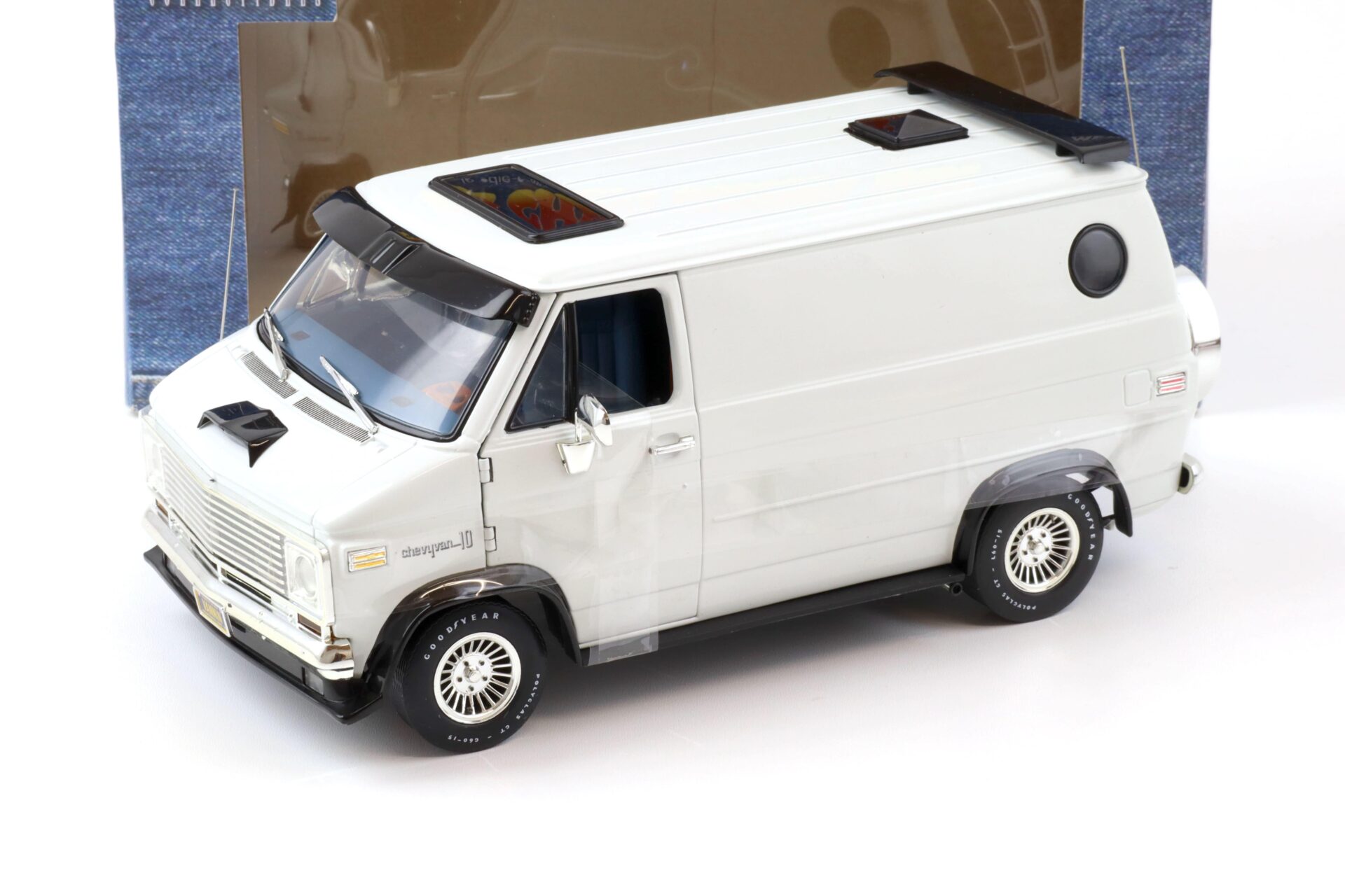 ID 72297 orig 1.jpg 1:16 - 1:18 Highway61 Chevrolet G-Series 1974 Chevy Custom Van white