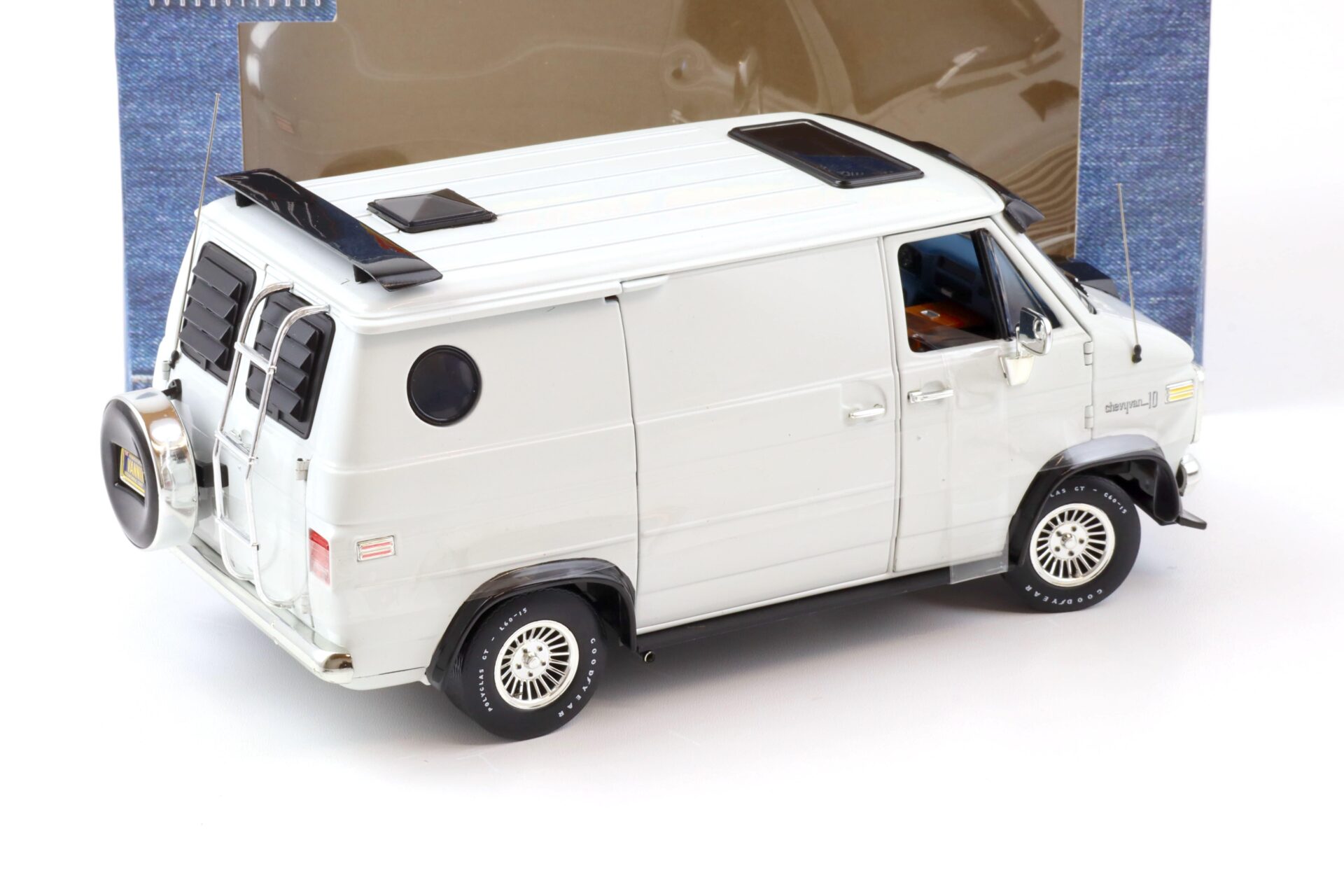 1:16 - 1:18 Highway61 Chevrolet G-Series 1974 Chevy Custom Van white