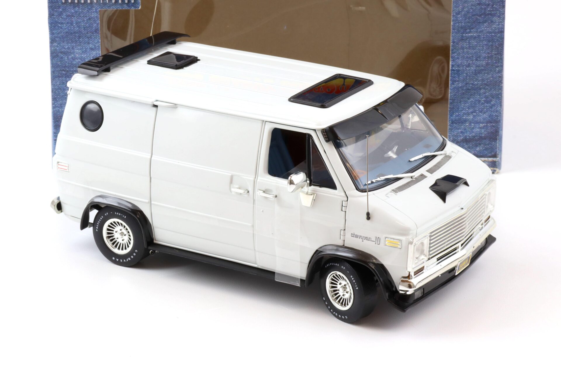 1:16 - 1:18 Highway61 Chevrolet G-Series 1974 Chevy Custom Van white