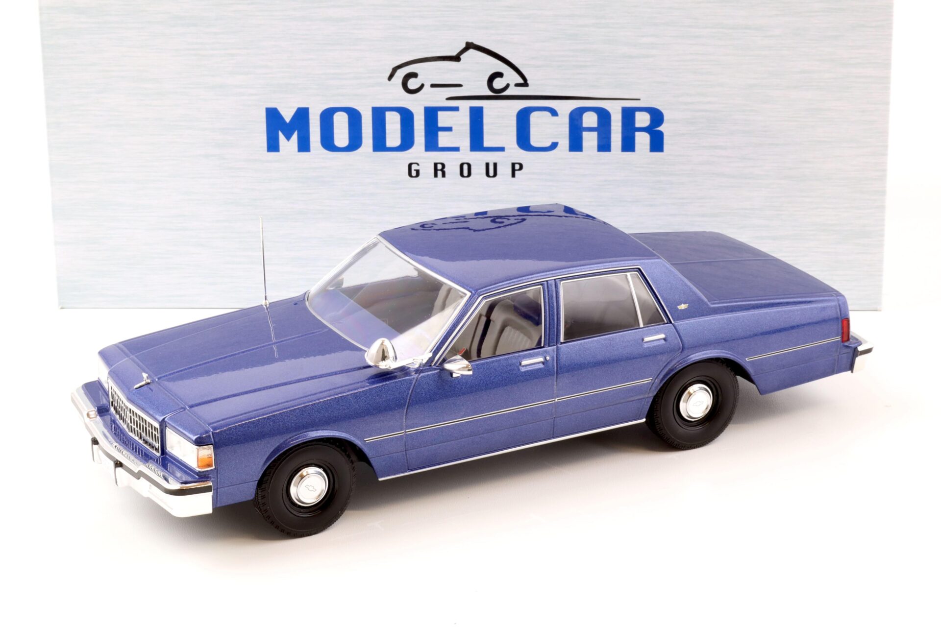 ID 72415 orig.jpg 1:18 MCG Chevrolet Caprice FBI Police Car 1987 blue metallic