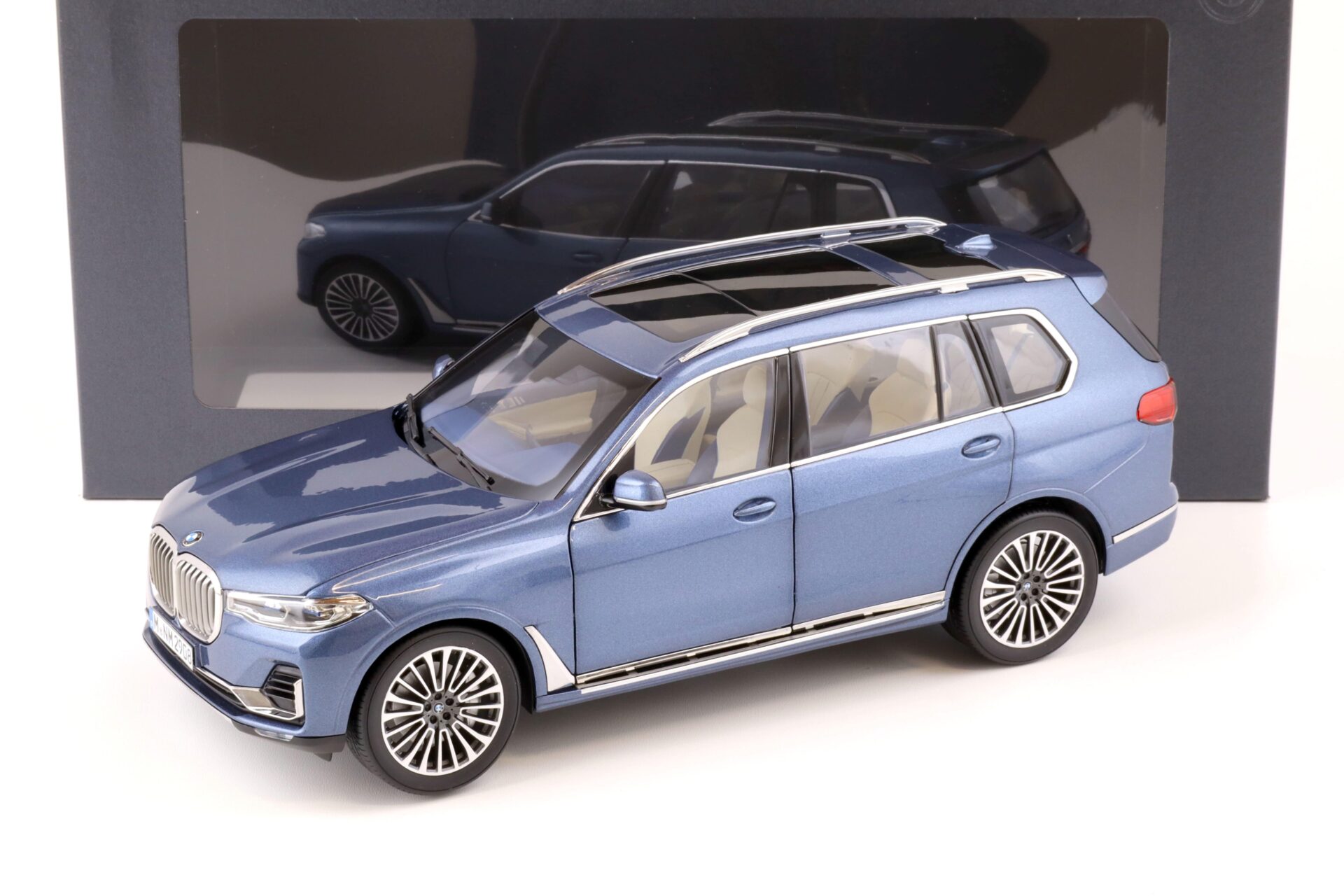 ID 73581 orig.jpg 1:18 Kyosho BMW X7 (G07) Phytonic blue metallic 2020 DEALER VERSION