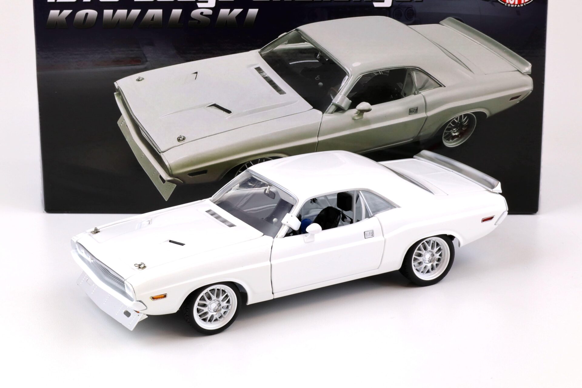 ID 73586 orig.jpg 1:18 ACME 1970 Dodge Challenger Street Fighter KOWALSKI white A1806022
