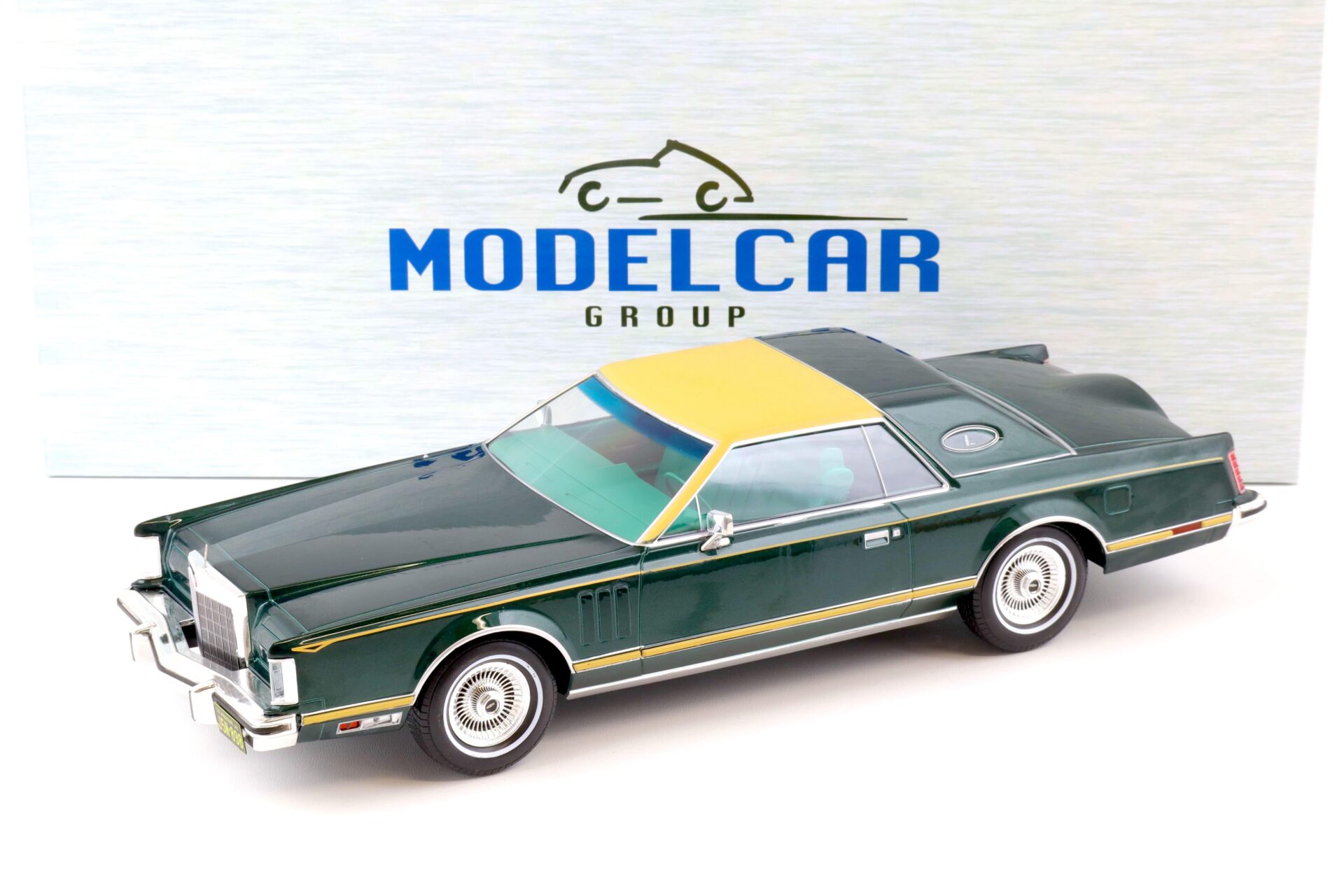 ID 74633 orig.jpg 1:18 MCG Lincoln Continental Mark V 1978 dark green metallic/ beige