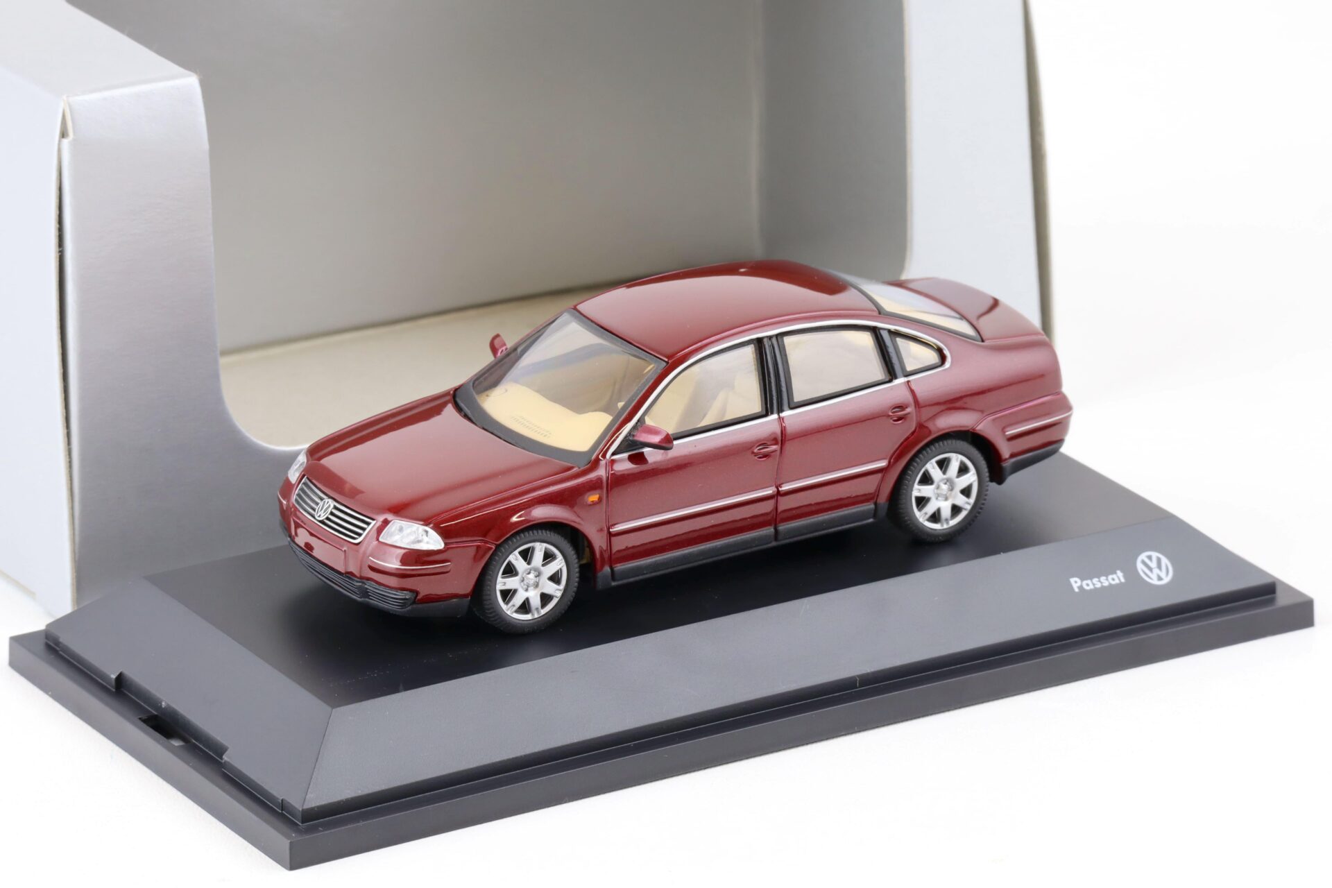 ID 74658 orig.jpg 1:43 Schuco VW Passat V6 Limousine B5 dark red DEALER VERSION