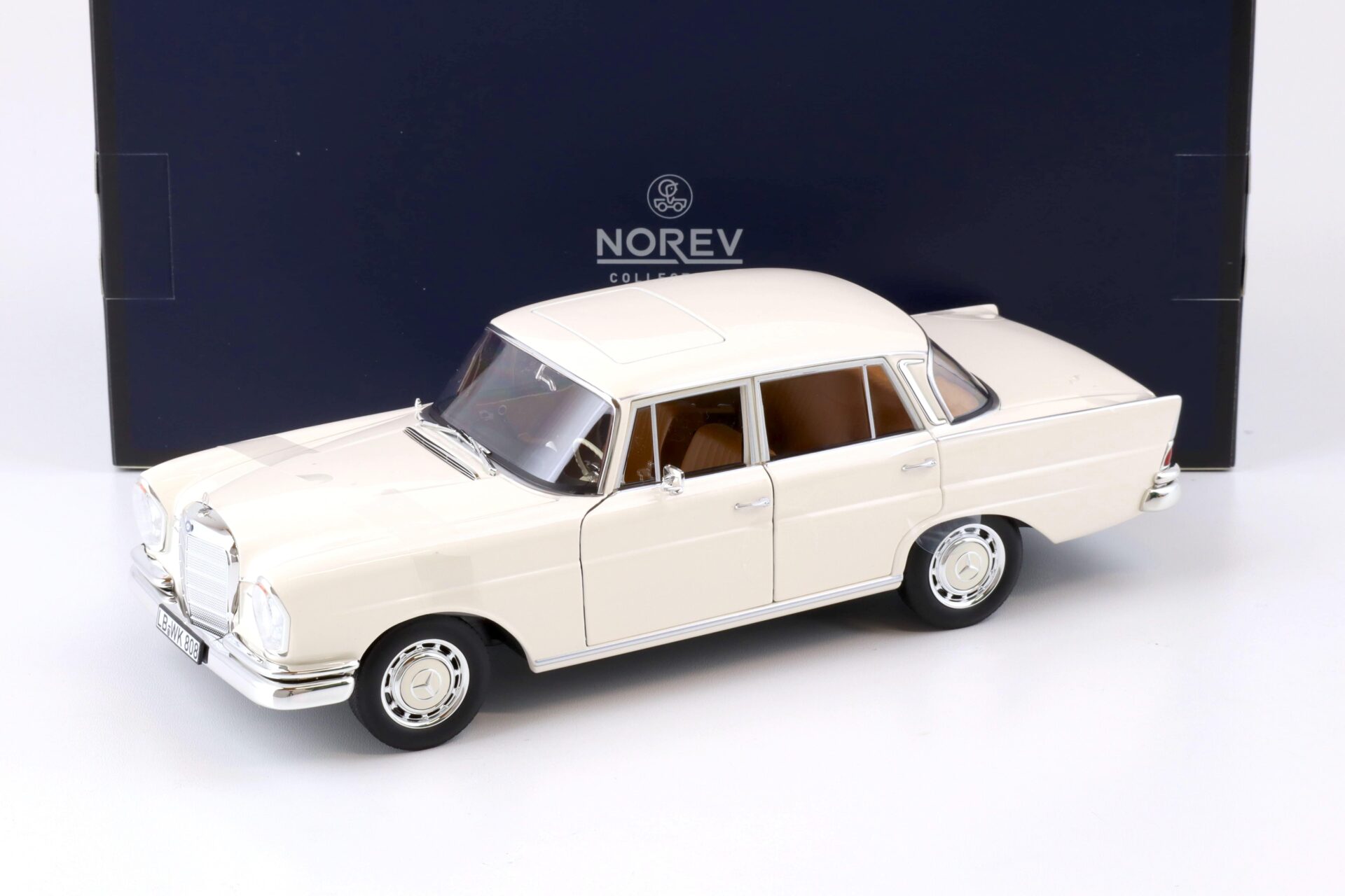 ID 75393 orig.jpg 1:18 Norev Mercedes-Benz 220S Heckflosse W111 beige 1965 - Limited 200 pcs.