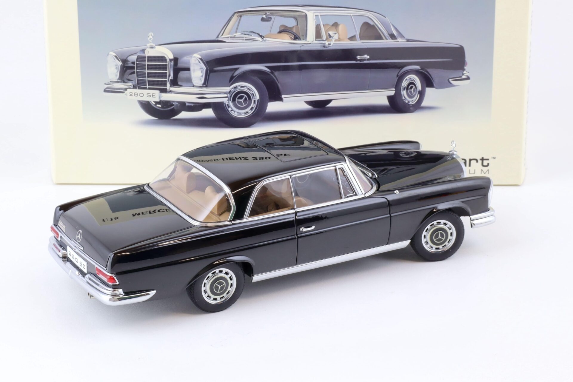 ウ*ン様 AUTOart Mercedes-Benz 280 SE 1:18 1:18 AUTOart Mercedes 280 SE Coupe 1968 black – Premium-Modelcars
