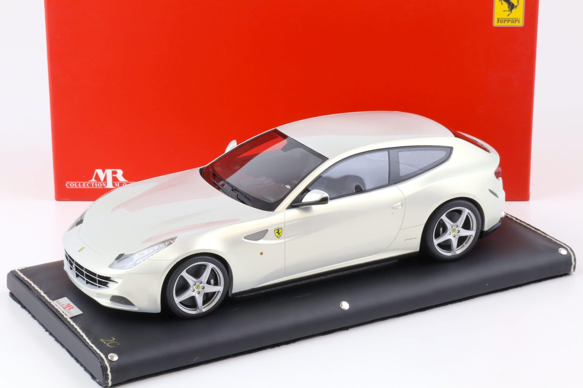 ID 75696 orig.jpg 1:18 MR Collection Ferrari FF white/ silver pearl FERR04B