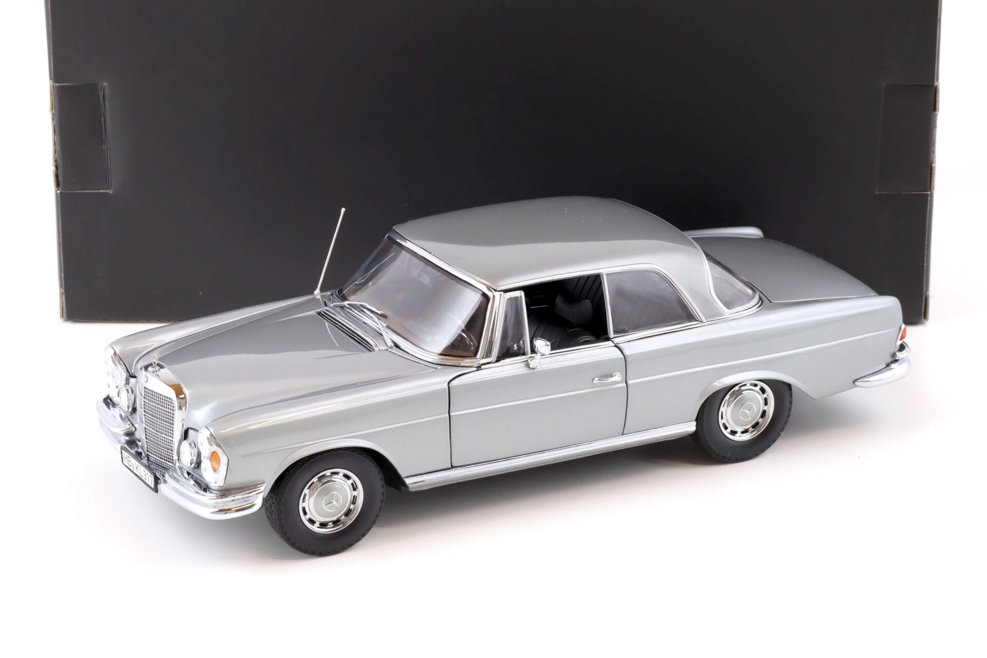 ID 75990 orig.jpg 1:18 Norev Mercedes 280 SE Coupé 1969 grey metallic 183529