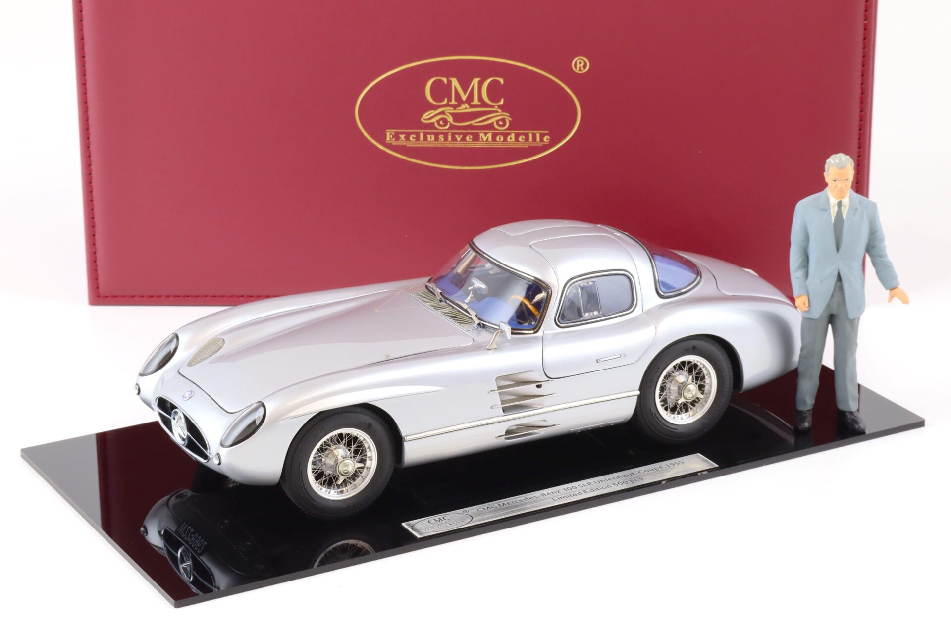 ID 76002 orig.jpg 1:18 CMC Mercedes 300 SLR Coupe 1955 silver/ blue with figure M-246 - Limited 500 pcs.