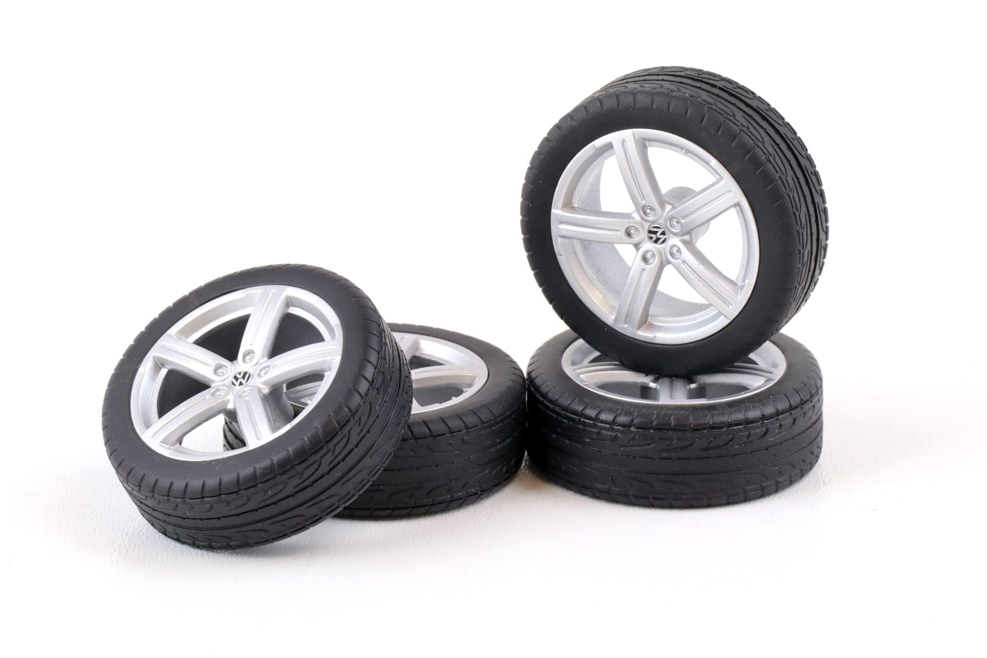 ID 76039 orig.jpg 1:18 Norev VW Golf V GTI Pirelli Edition Radsatz Räder Wheel Set 4 pcs. Zubehör