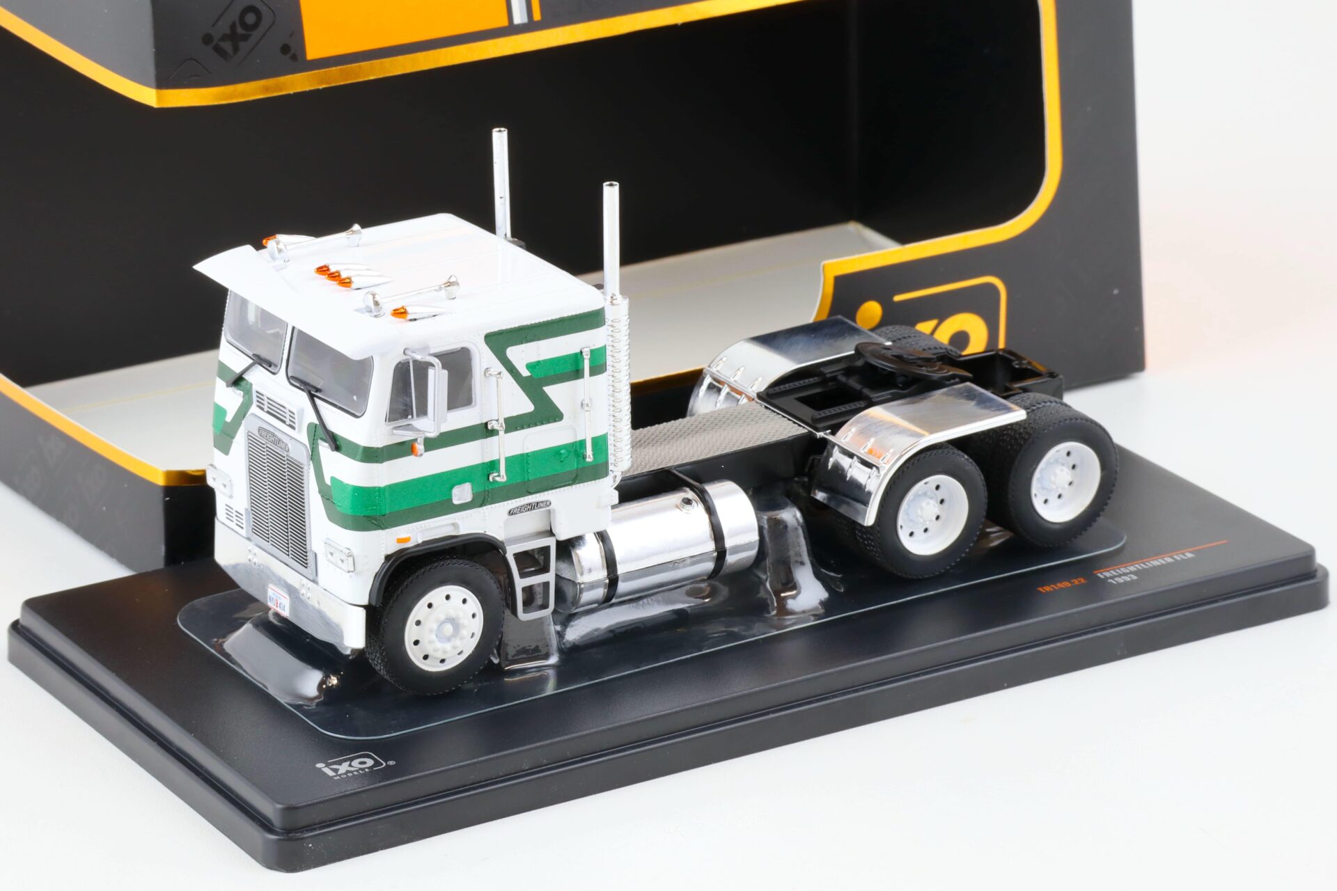 ID 76817 orig.jpg 1:43 IXO Freightliner FLA SZM Truck 1993 white/ green