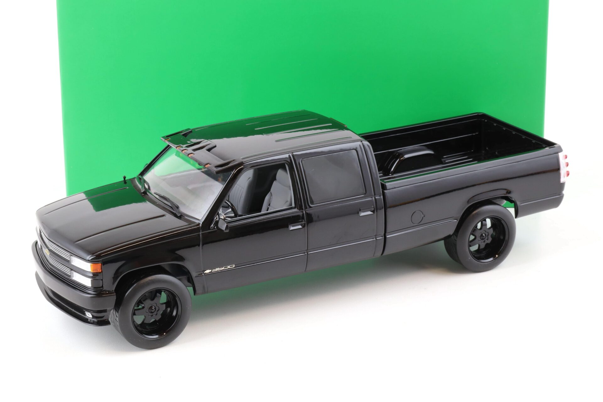 1:18 Greenlight 1997 Custom Chevrolet Silverado 3500 Pickup black