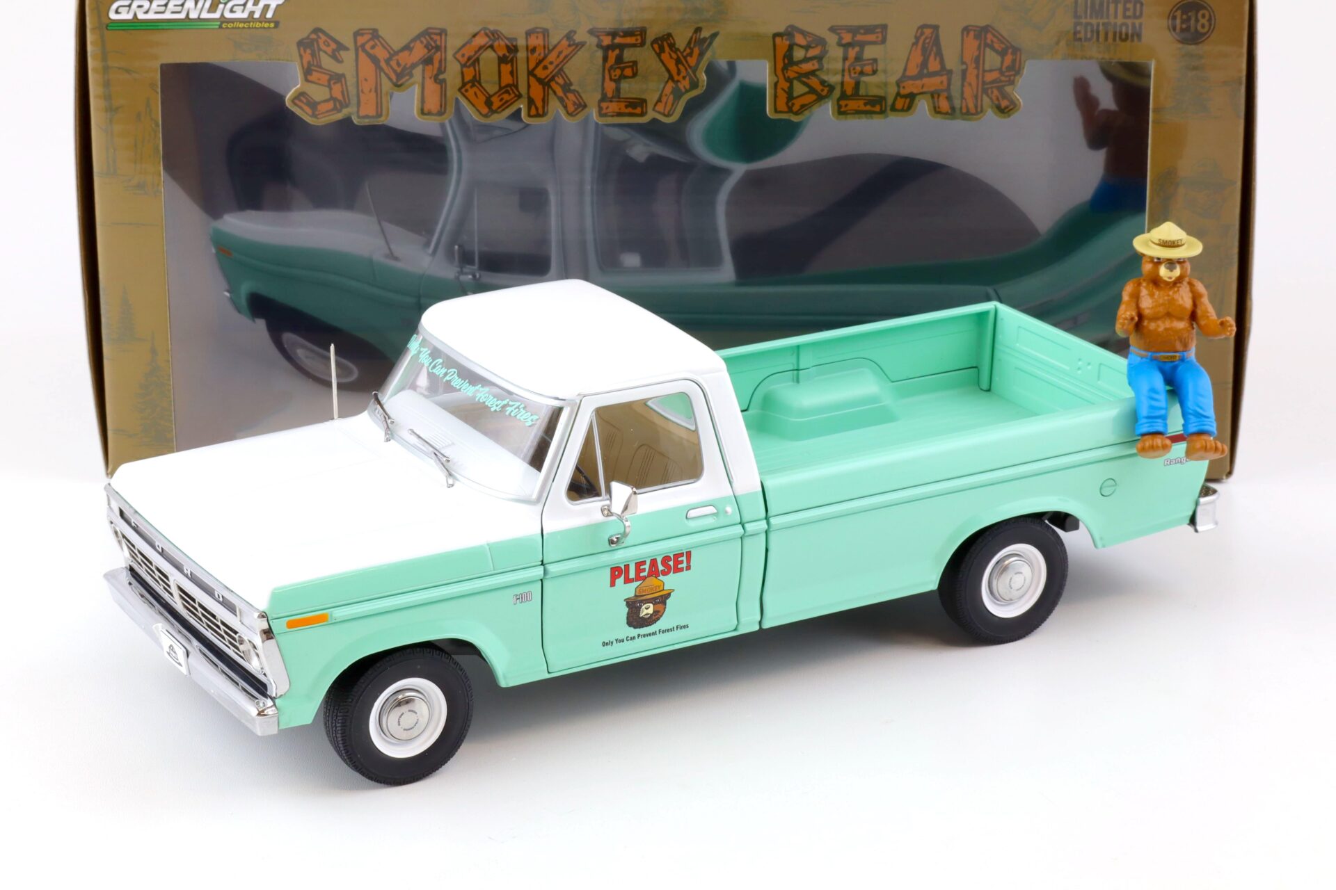 ID 77388 orig.jpg 1:18 Greenlight 1975 Ford F-100 Ranger Pick-Up Forest Service with Smokey Bear Figure