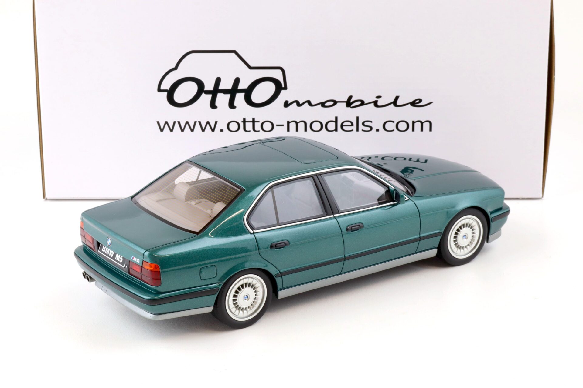 1:18 OTTO mobile OT968 BMW M5 E34 Sedan Cecotto Edition green