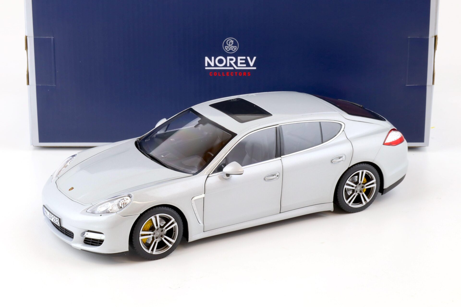 ID 78994 orig.jpg 1:18 Norev Porsche Panamera Turbo 2009 silver metallic 187609