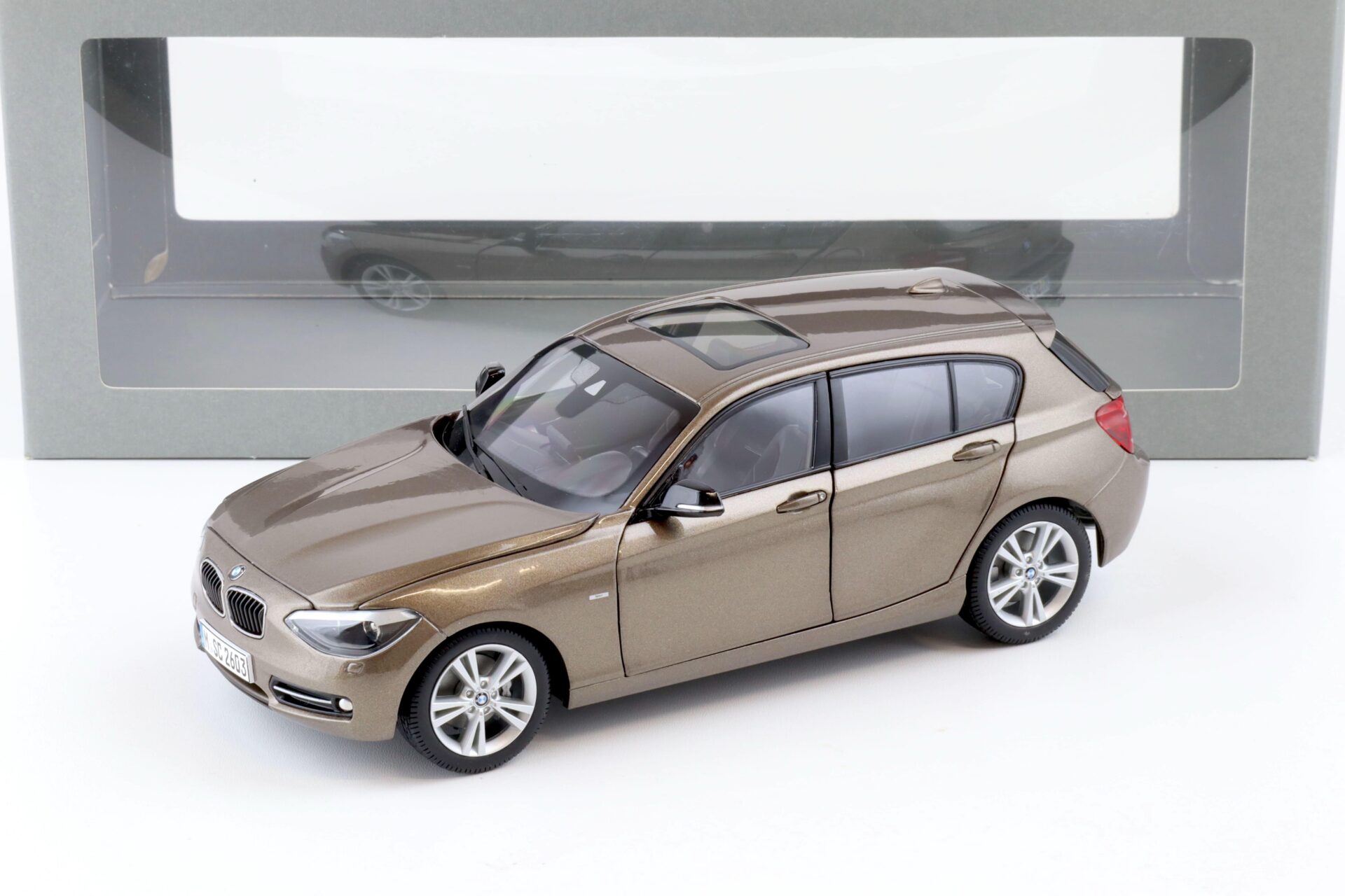 ID 79390 orig.jpg 1:18 Paragon BMW 1er 125i (F20) 5-Türer Sparkling Bronze