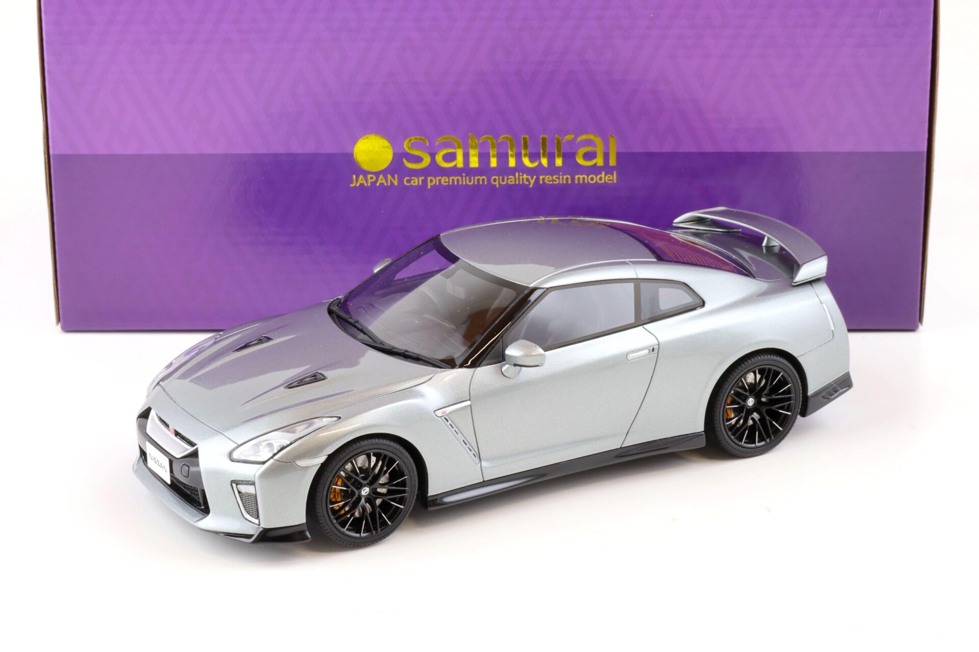 ID 79664 orig.jpg 1:18 Kyosho Samurai 2020 Nissan GT-R (R35) Coupe grey metallic KSR18044GR