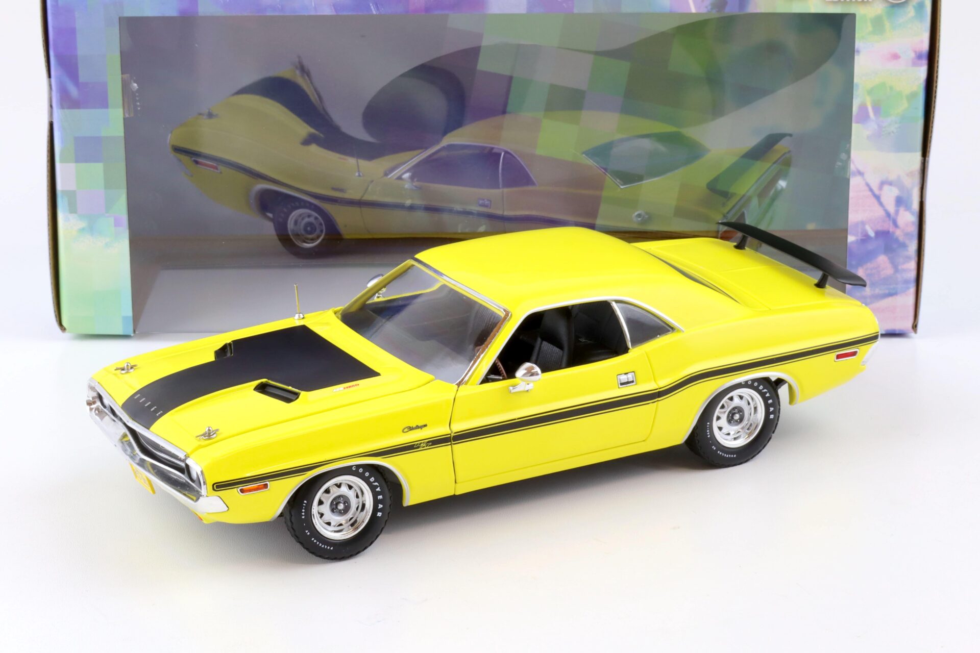 ID 80027 orig.jpg 1:18 Greenlight 1970 Dodge Challenger R/T 426 Hemi Coupe yellow NCIS