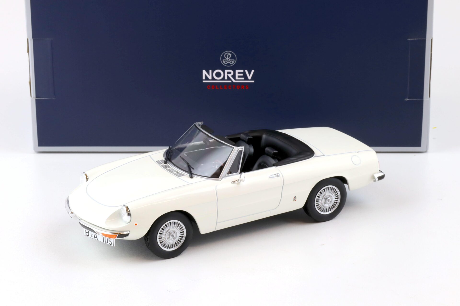 ID 80419 orig.jpg 1:18 Norev Alfa Romeo 2000 Spider with Top 1978 white