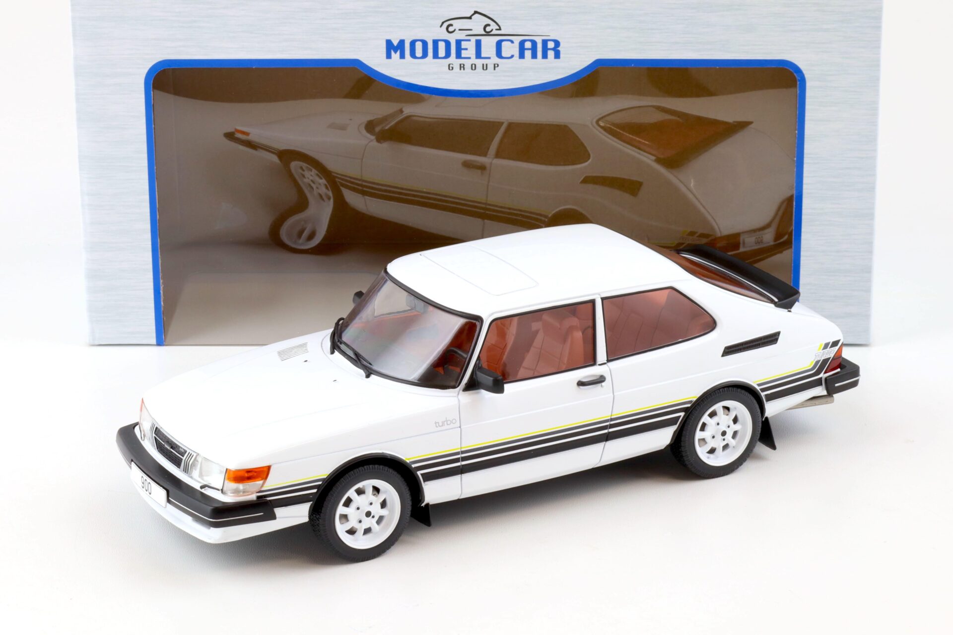 1:18 MCG Saab 900 Turbo 3-doors white/ black 1981