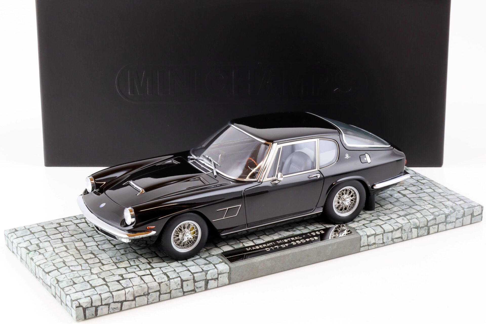 ID 81555 orig.jpg 1:18 Minichamps Maserati Mistral Coupe 1963 black - Limited 250 pcs.