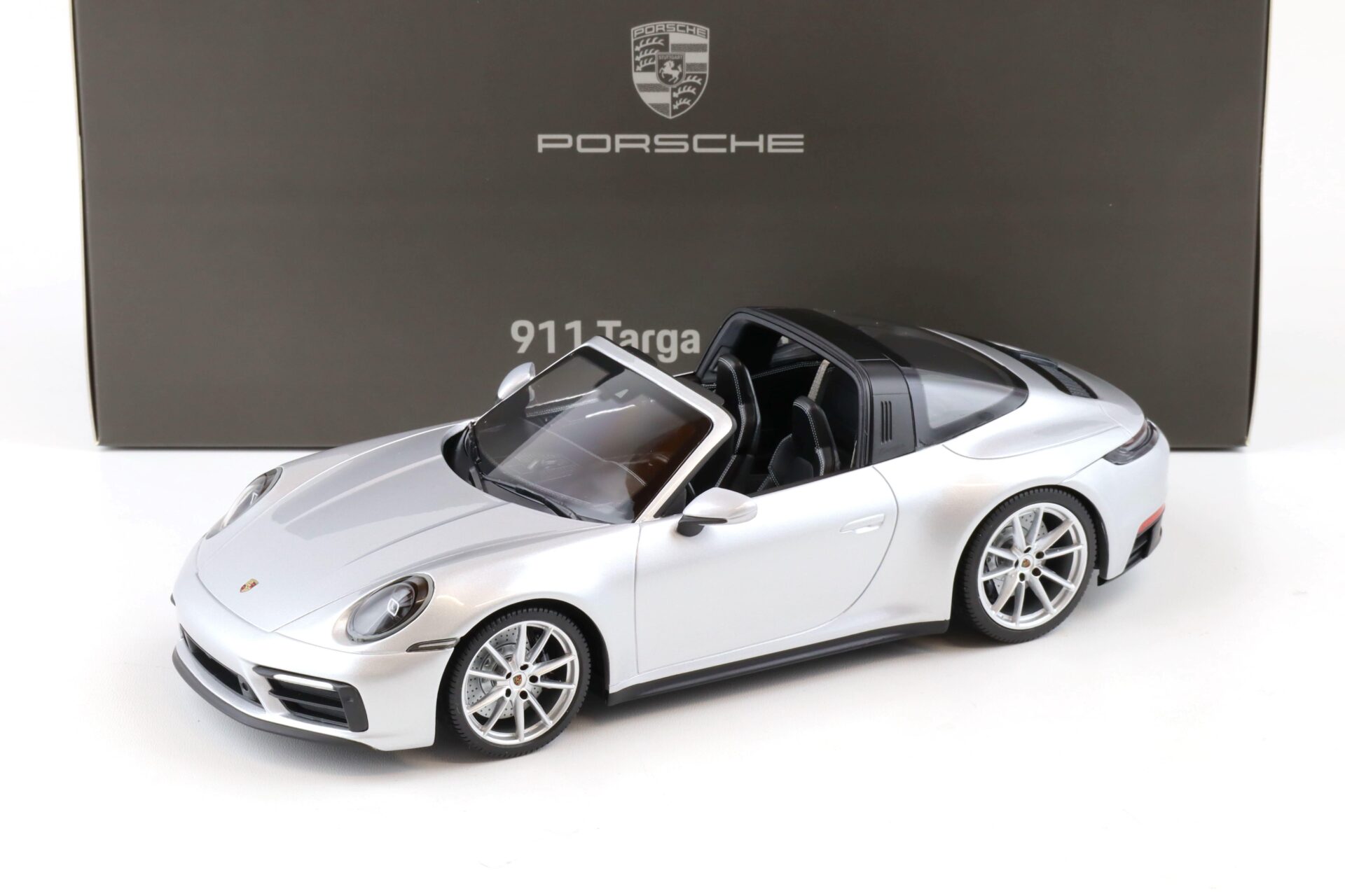 1:18 Minichamps Porsche 911 (992) Targa 4 GTS GT-silver metallic
