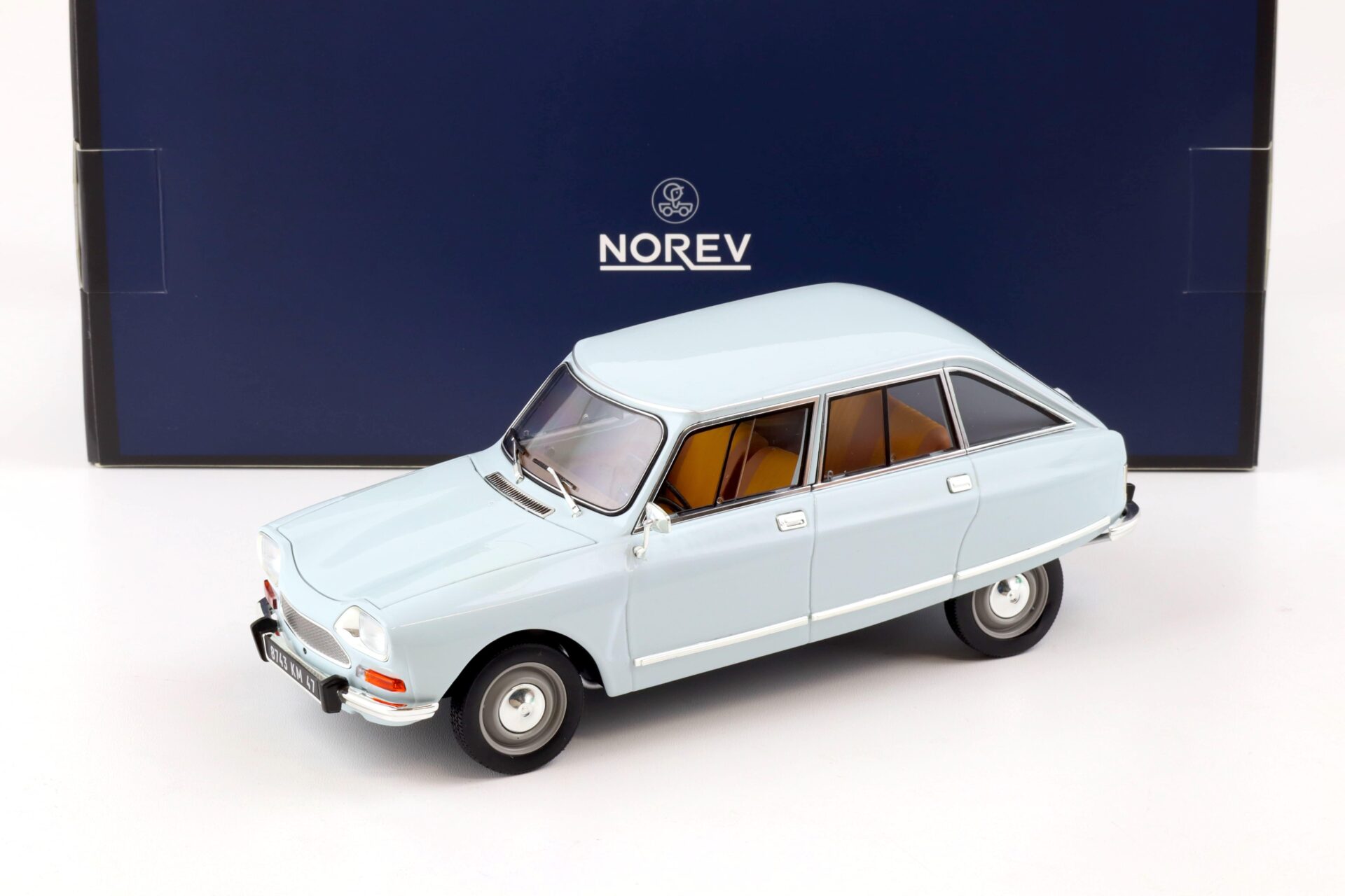 ID 82084 orig.jpg 1:18 Norev Citroen Ami 8 Club 1969 Thasos blue - Limited 300 pcs.