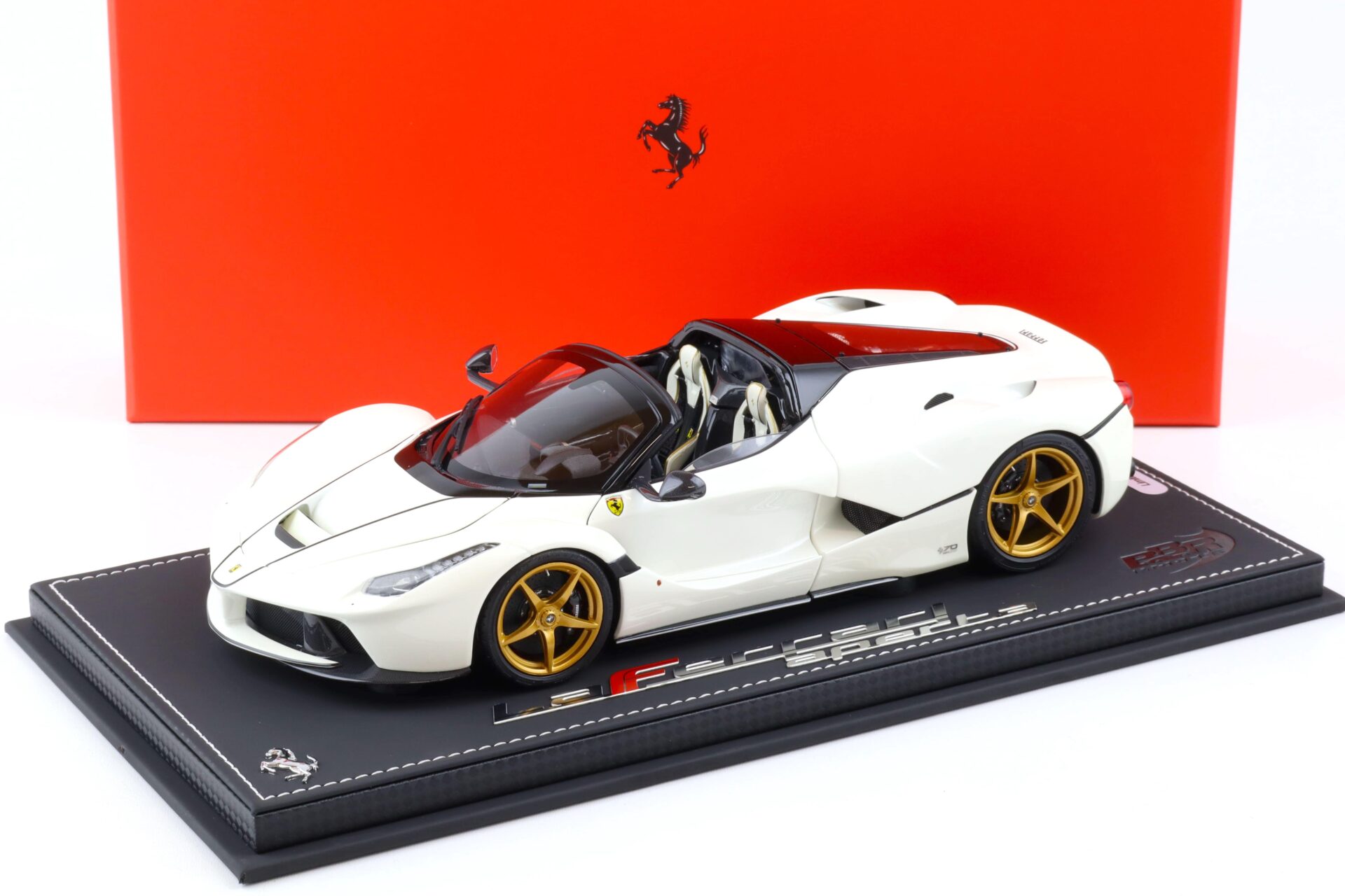 ID 82482 orig.jpg 1:18 BBR Ferrari LaFerrari Aperta JUVENTINA Bianco Italia met. with display - Limited 74 pcs.