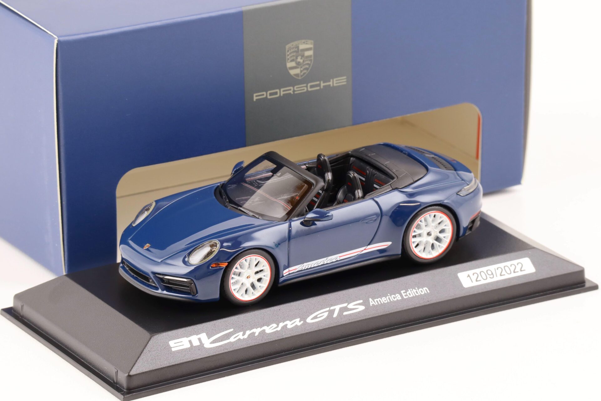 ID 82561 orig.jpg 1:43 Minichamps Porsche 911 (992) Carrera GTS Cabriolet America Edition azure blue WAP DEALER
