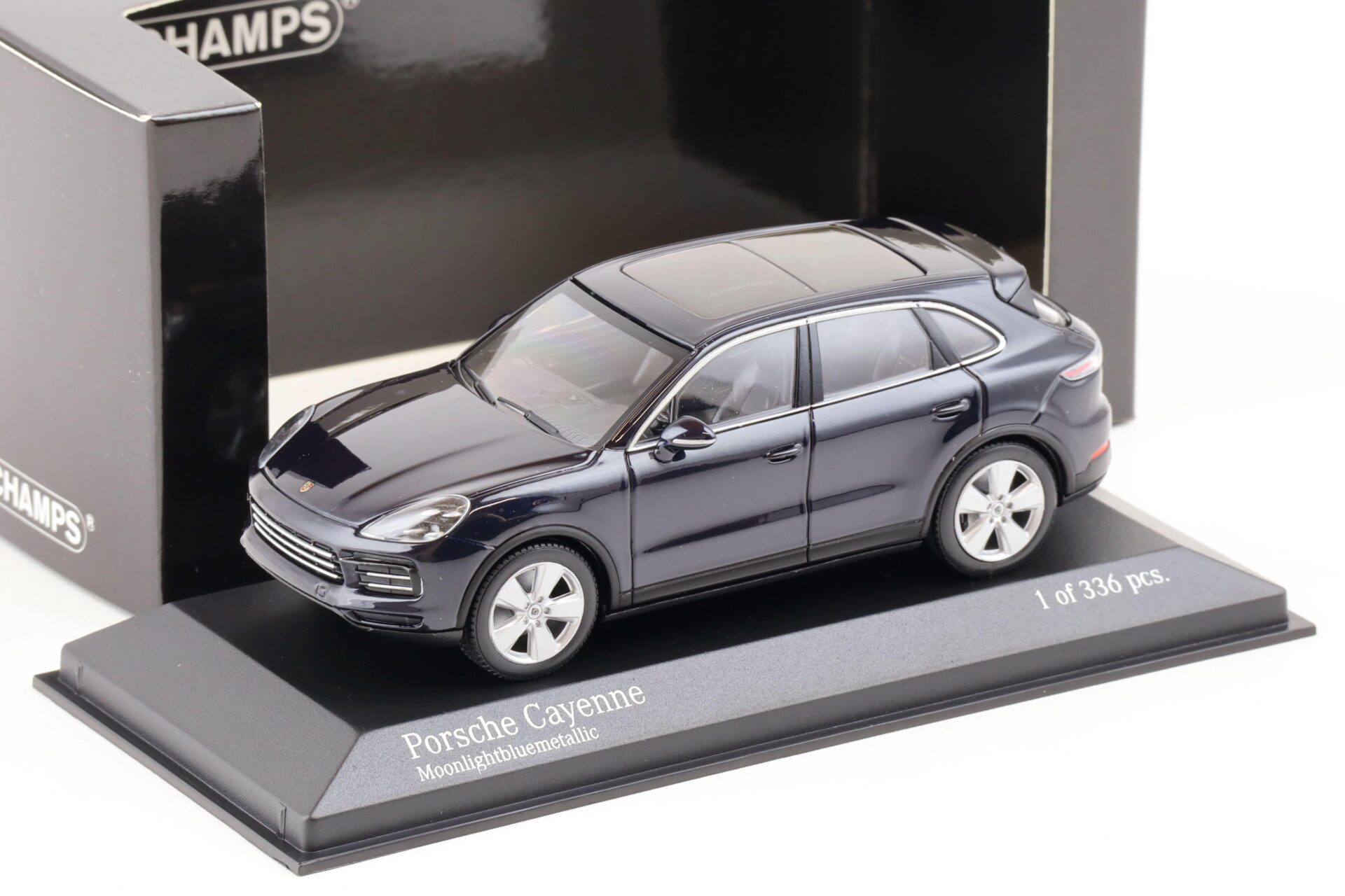 ID 82796 orig 1.jpg 1:43 Minichamps Porsche Cayenne 2017 Moonlight blue metallic
