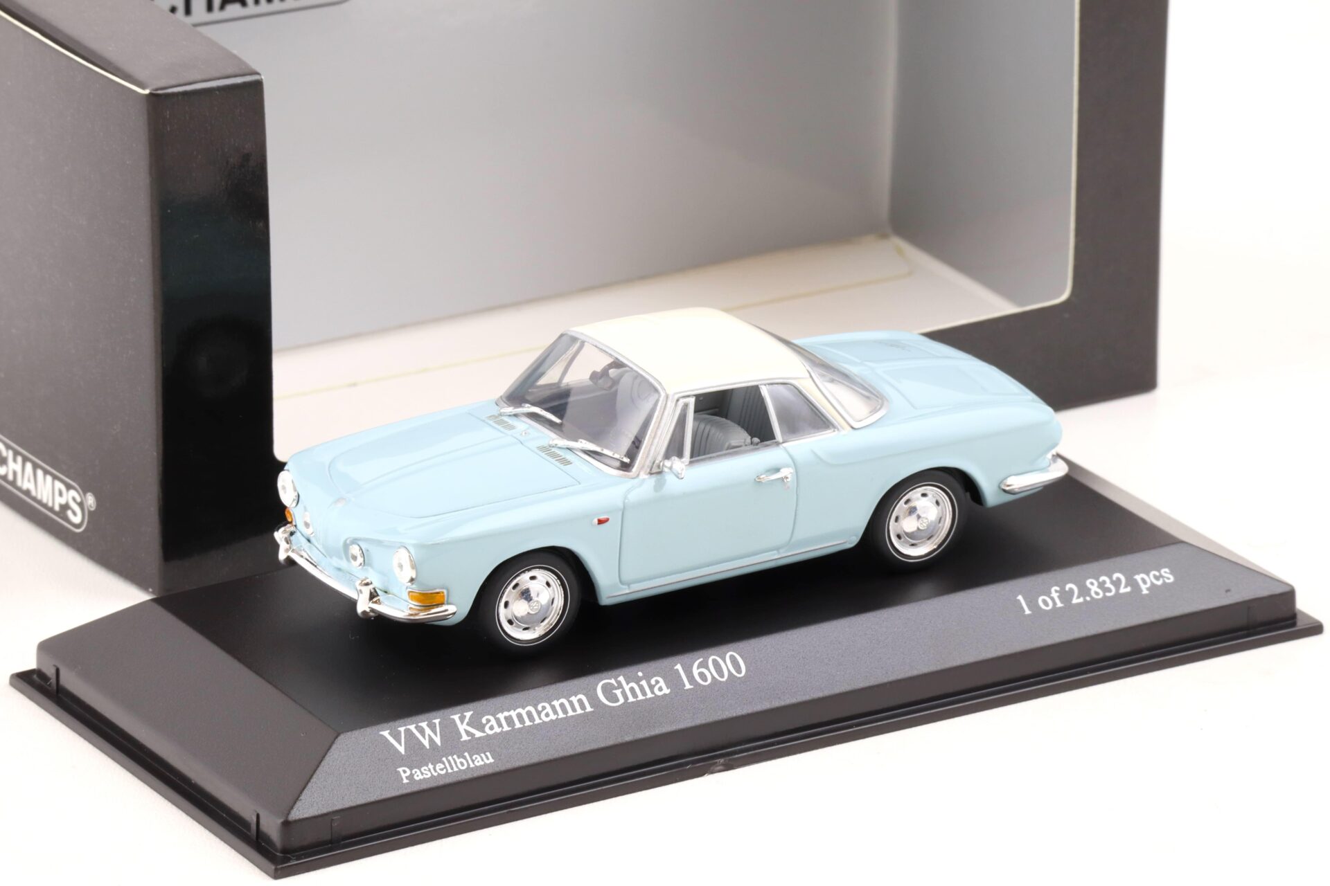 ID 83096 orig.jpg 1:43 Minichamps VW Karmann Ghia 1600 light blue/ white 1966