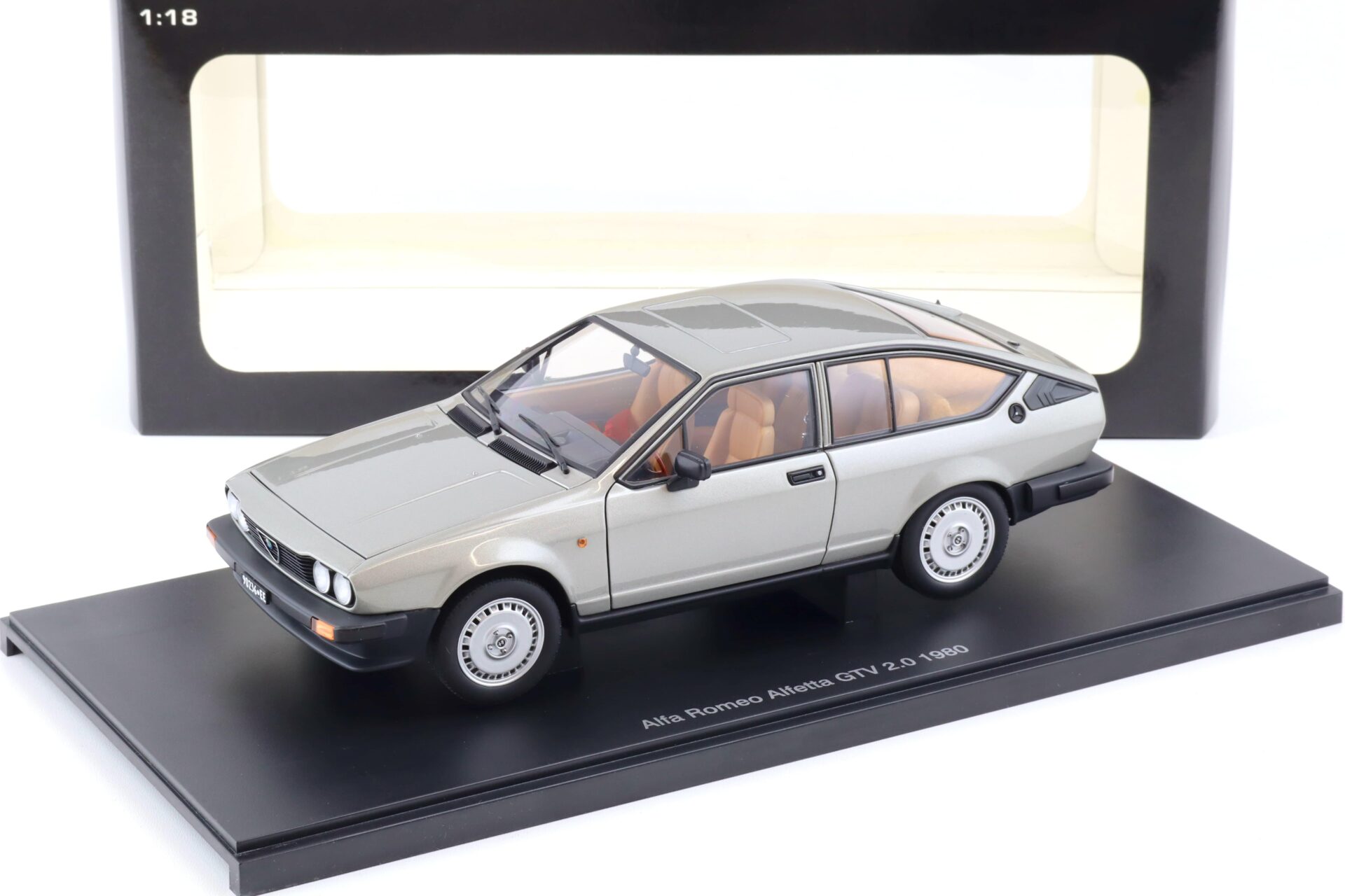 ID 84048 orig.jpg 1:18 AUTOart Alfa Romeo Alfetta GTV 2.0 - 1980 silver grey 70147