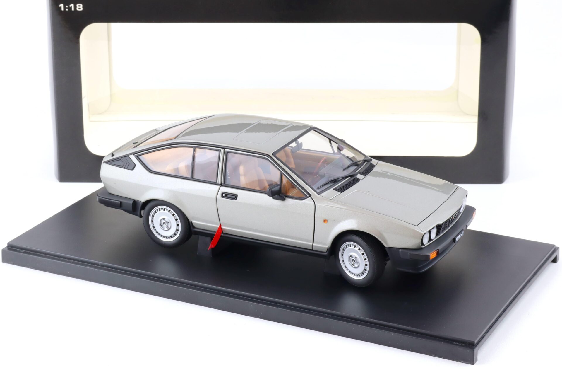1:18 AUTOart Alfa Romeo Alfetta GTV 2.0 - 1980 silver grey 70147