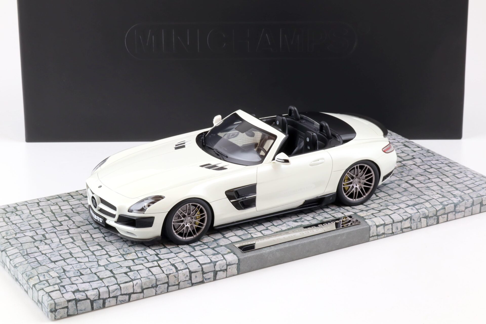 ID 84152 orig.jpg 1:18 Minichamps Mercedes SLS Brabus 700 Biturbo Roadster 2013 pearl white